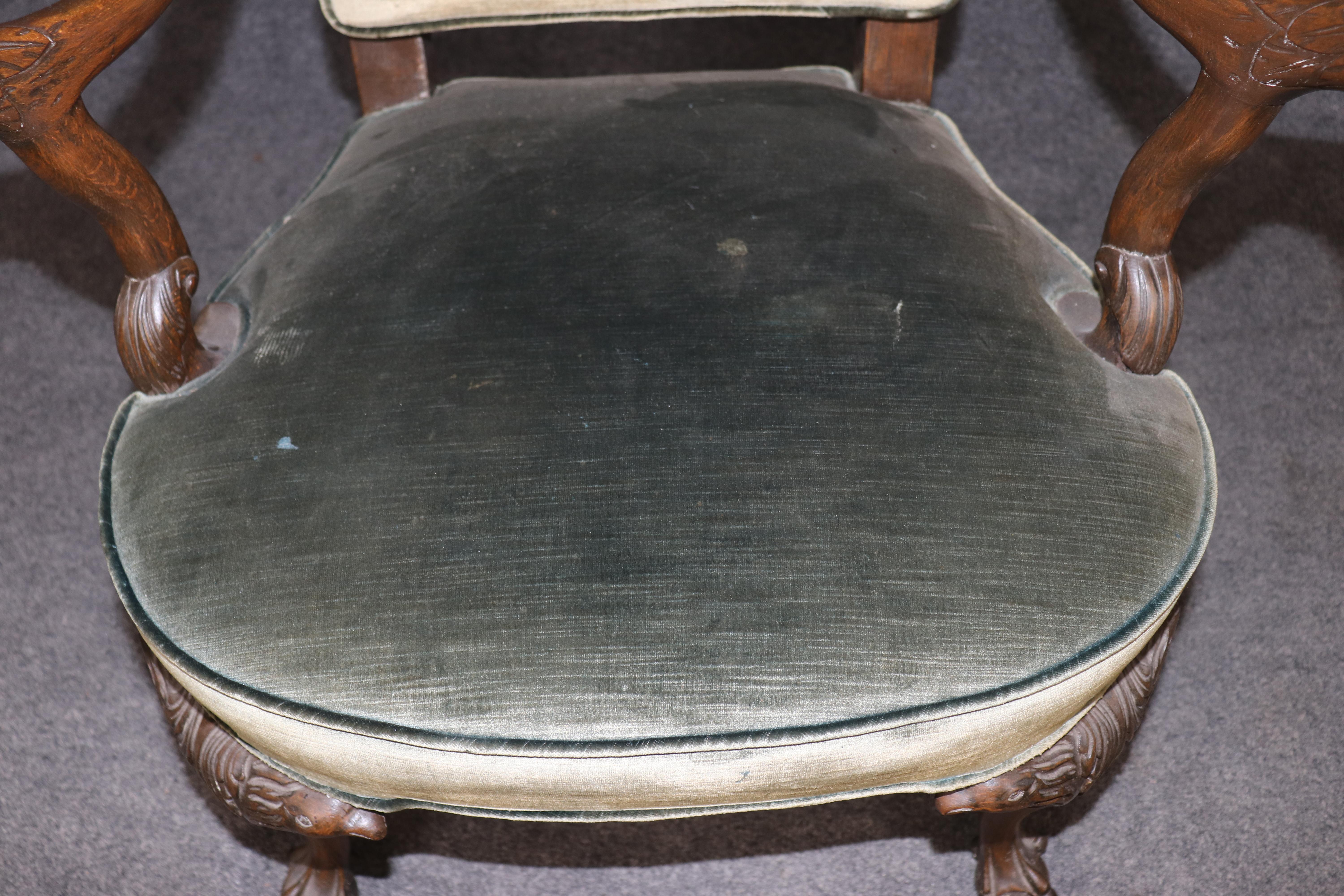 Paire de magnifiques fauteuils géorgiens en acajou massif sculptés à l'aigle en vente 4