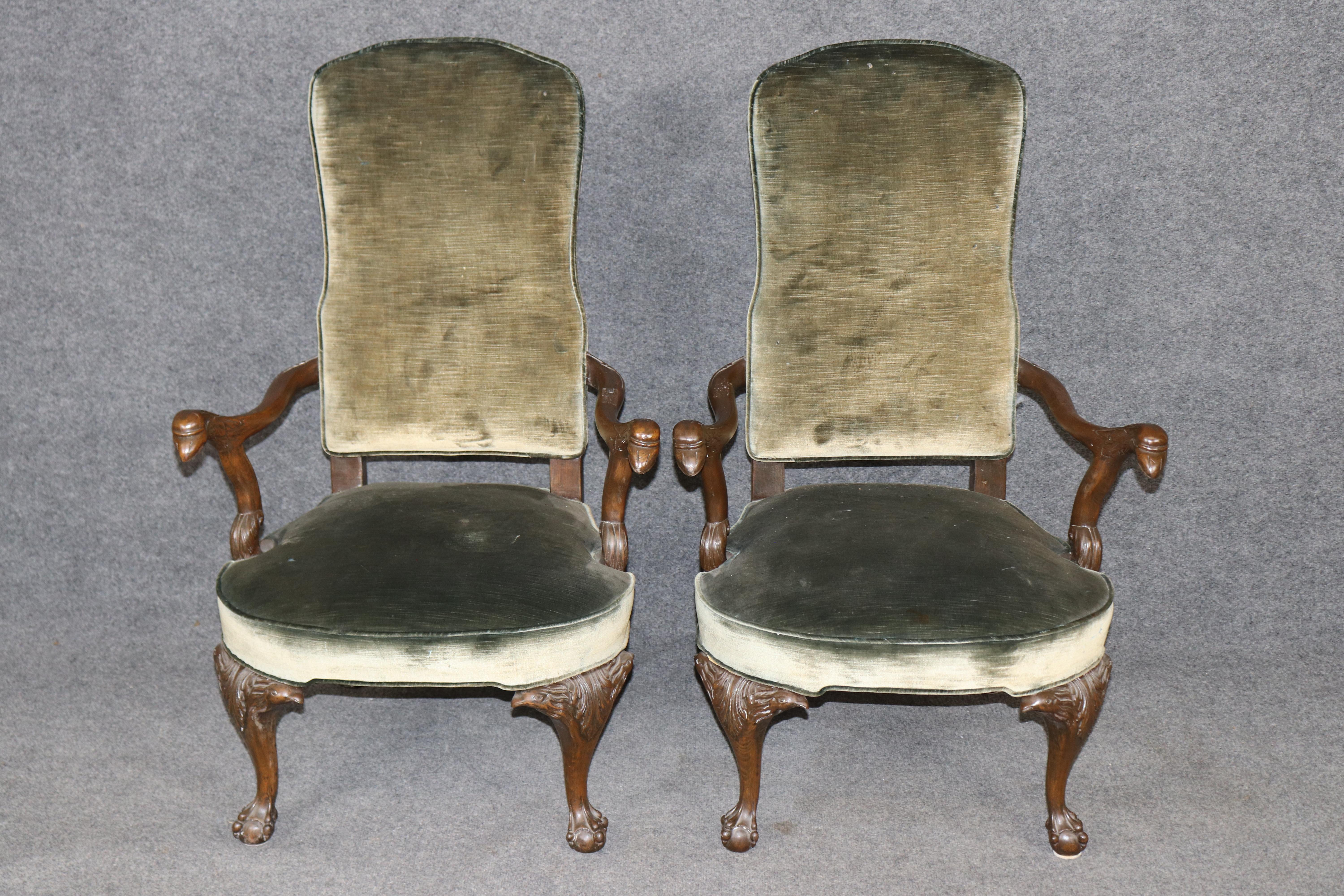 Il s'agit d'une magnifique paire de fauteuils très classiques de style géorgien, sculptés d'un aigle et d'une boule et de griffes, provenant d'Angleterre. Les chaises sont en bon état et présentent des signes mineurs d'âge et d'utilisation au niveau