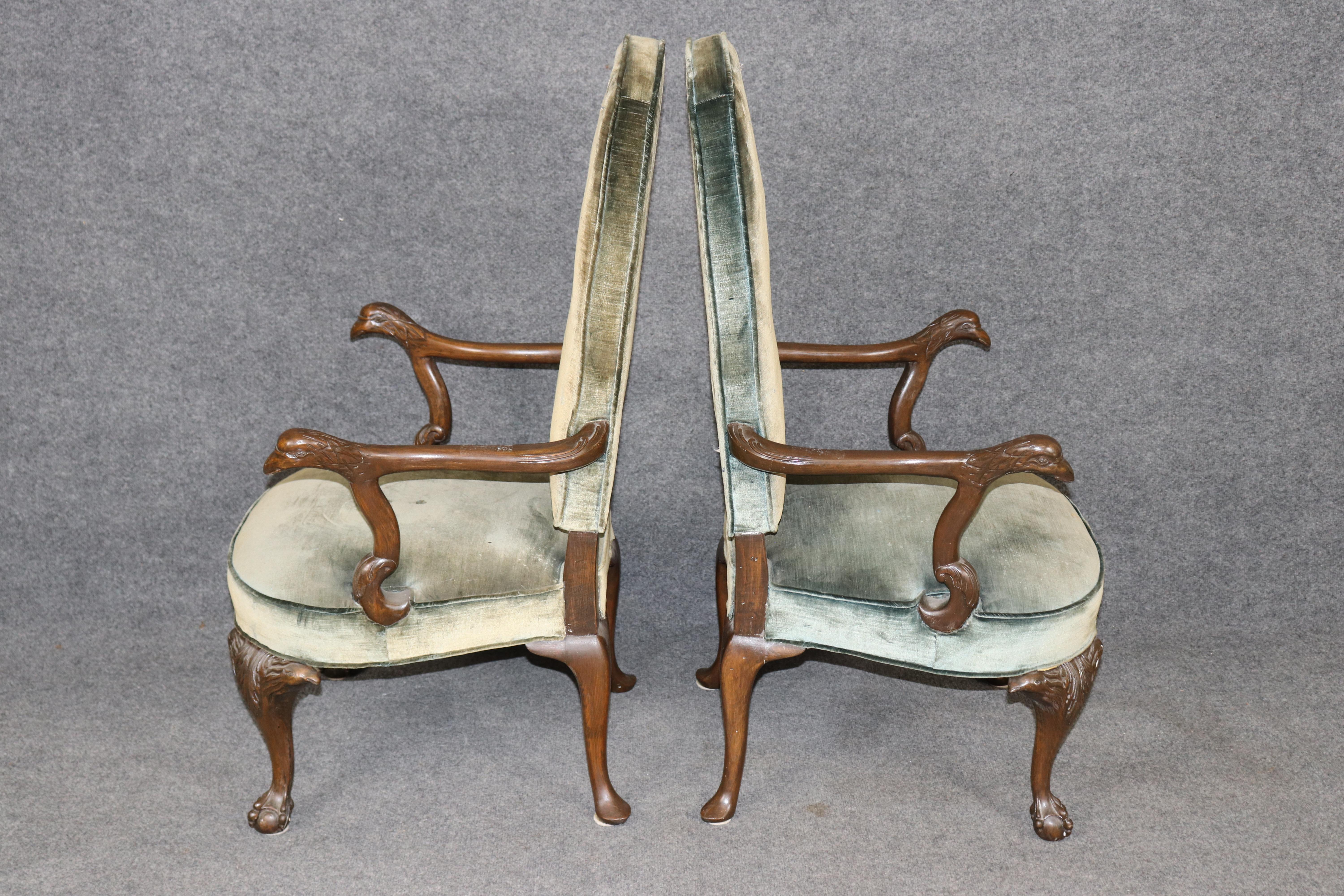 Georgien Paire de magnifiques fauteuils géorgiens en acajou massif sculptés à l'aigle en vente