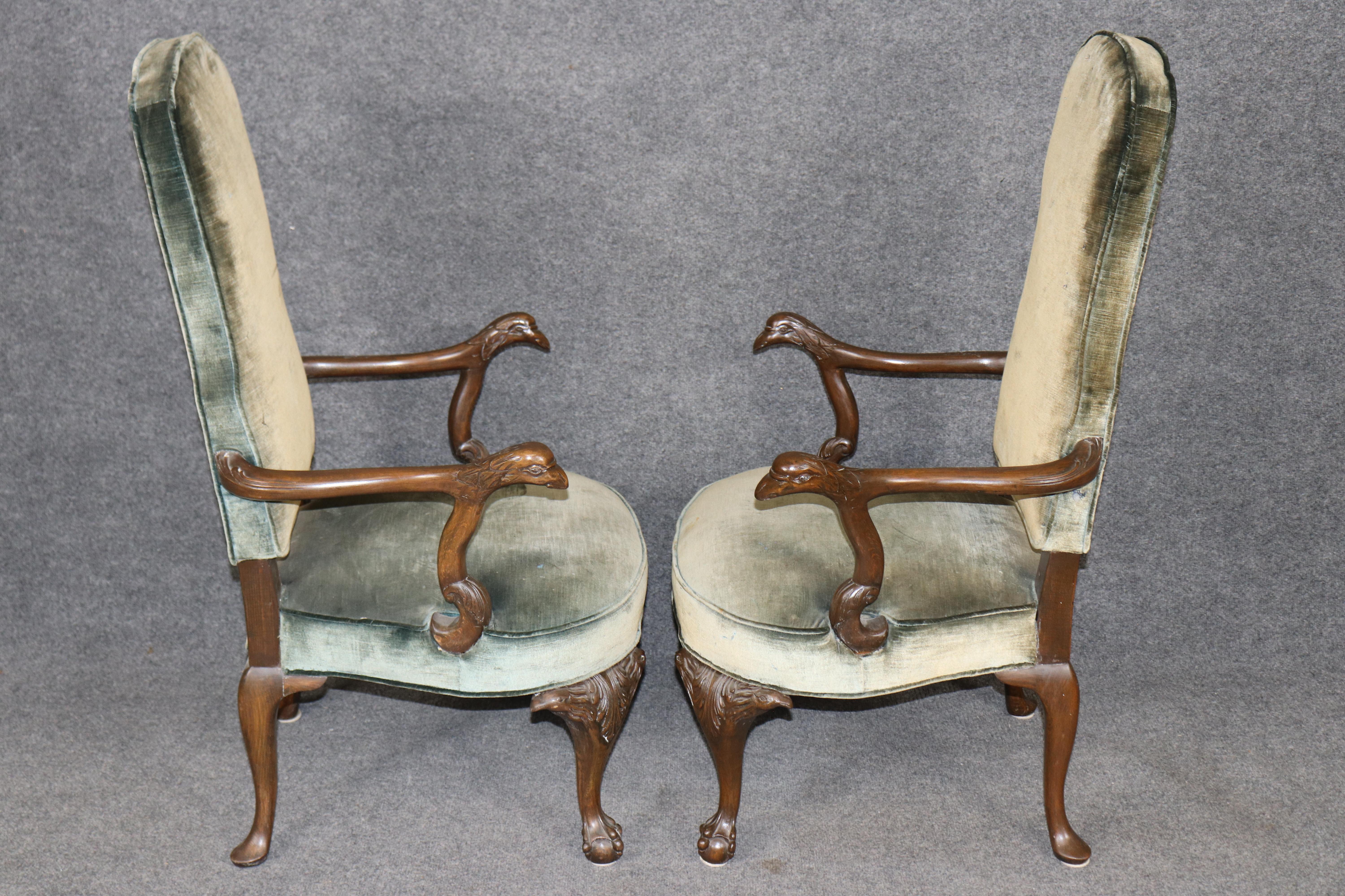 Paire de magnifiques fauteuils géorgiens en acajou massif sculptés à l'aigle Bon état - En vente à Swedesboro, NJ