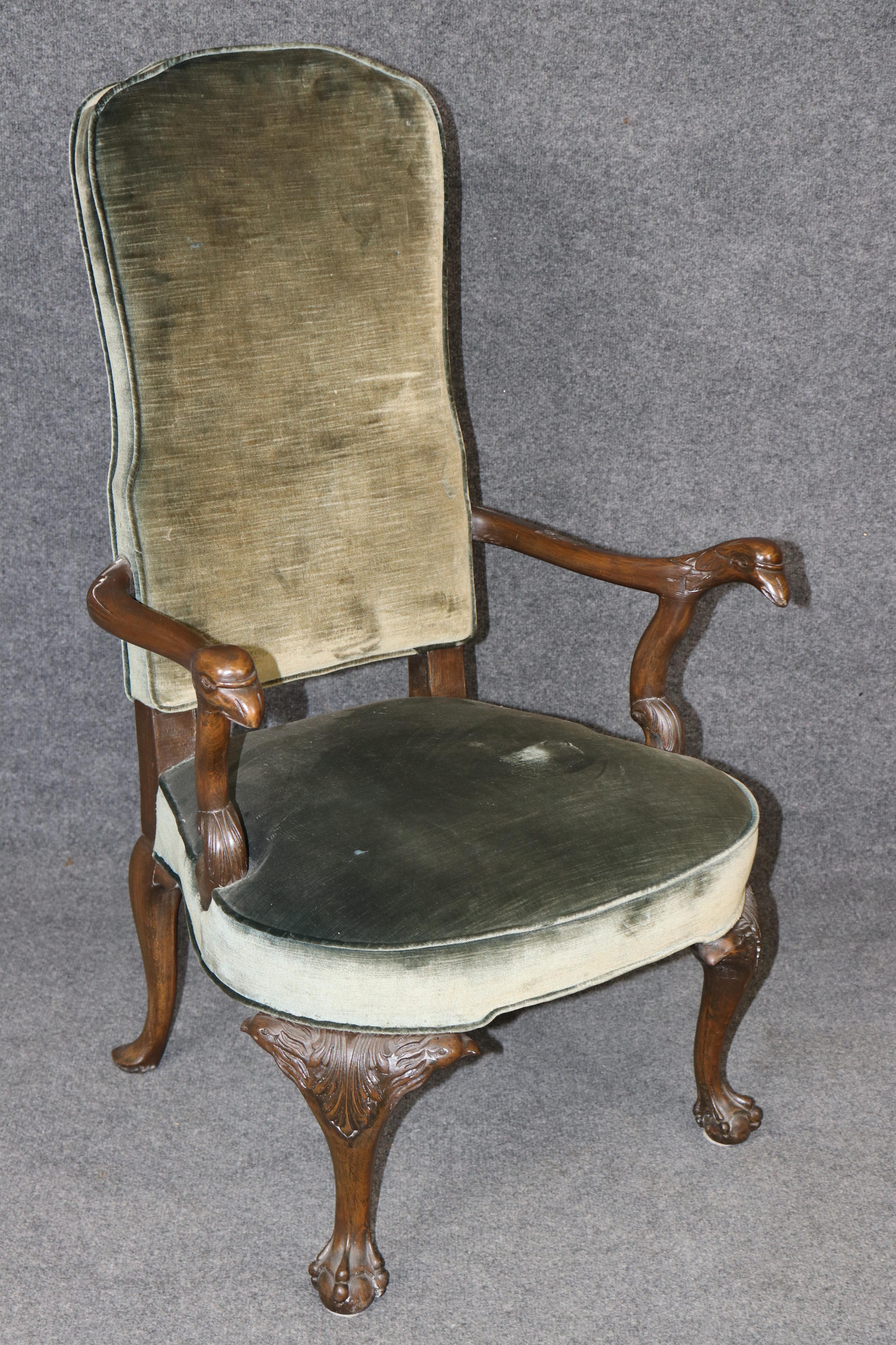 Milieu du XXe siècle Paire de magnifiques fauteuils géorgiens en acajou massif sculptés à l'aigle en vente