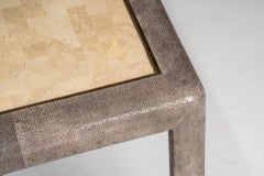 Paire de belles tables d'appoint Galuchat avec incrustation de corail