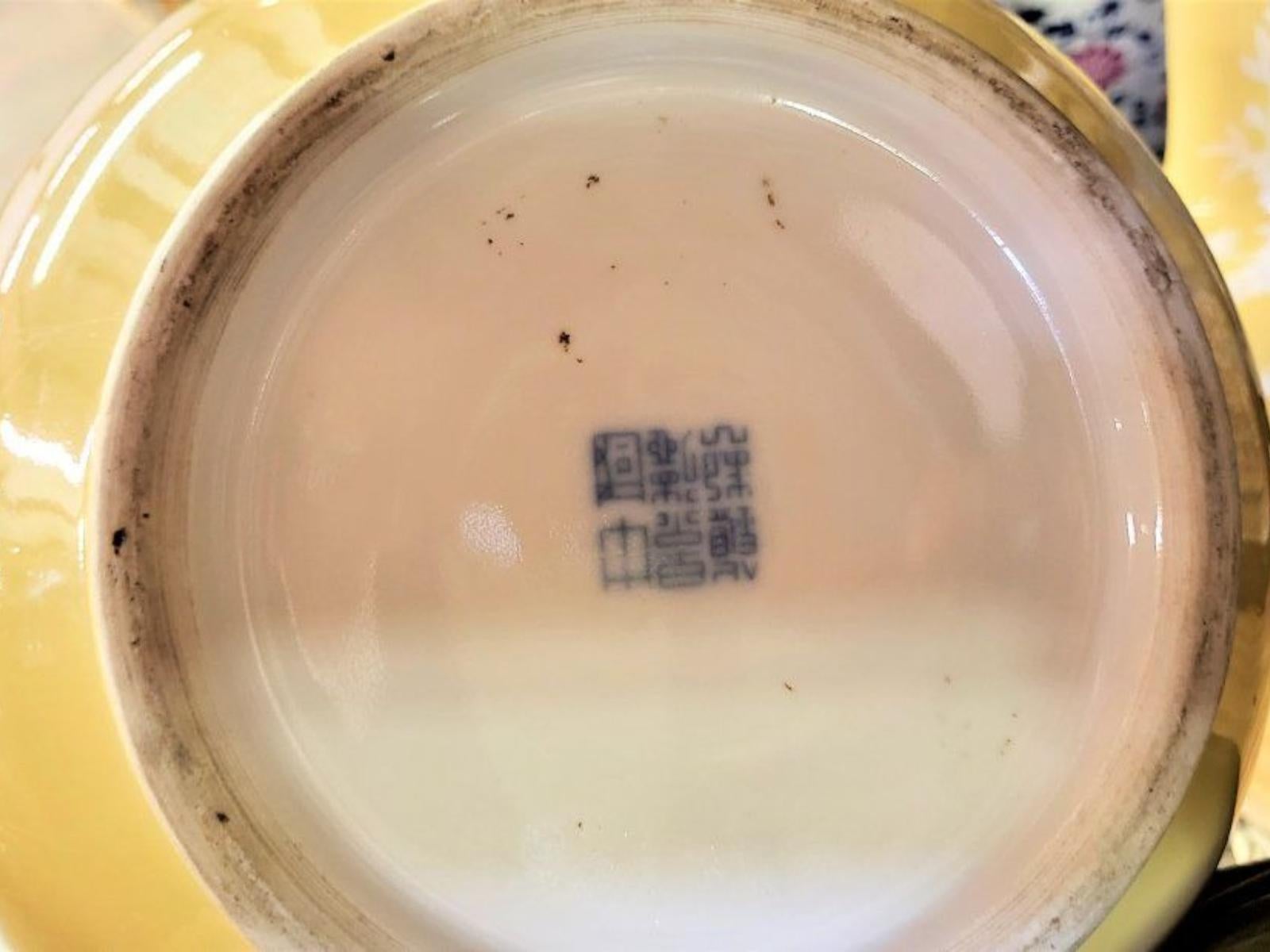 Paar schöne goldene und weiße chinesische Porzellanvasen aus der Mitte des Jahrhunderts im Angebot 6