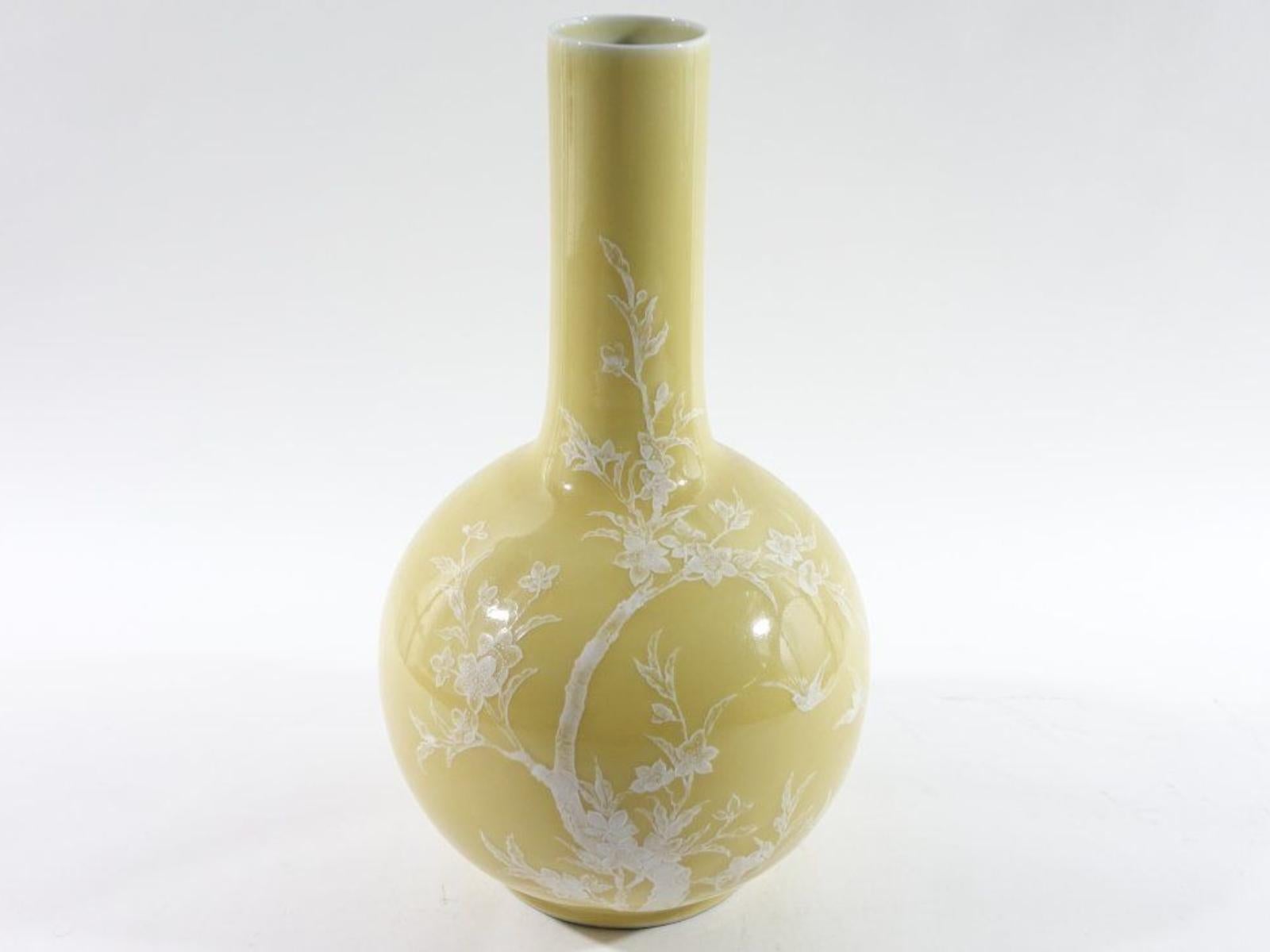 Paar schöne goldene und weiße chinesische Porzellanvasen aus der Mitte des Jahrhunderts, signiert Jingdezhen. Es hat ein schönes Blumenmuster und Vögel.  17