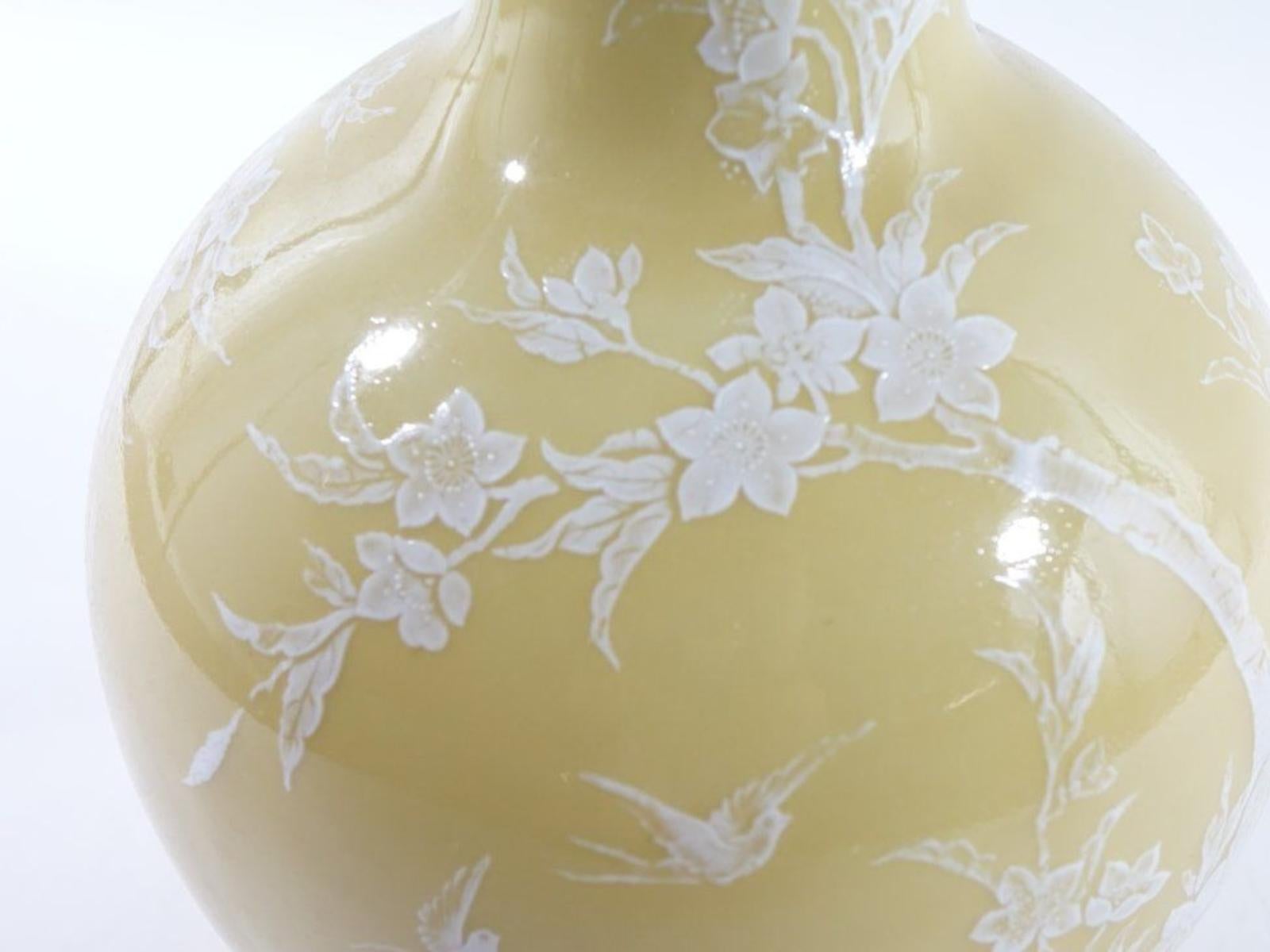 Paar schöne goldene und weiße chinesische Porzellanvasen aus der Mitte des Jahrhunderts im Angebot 1