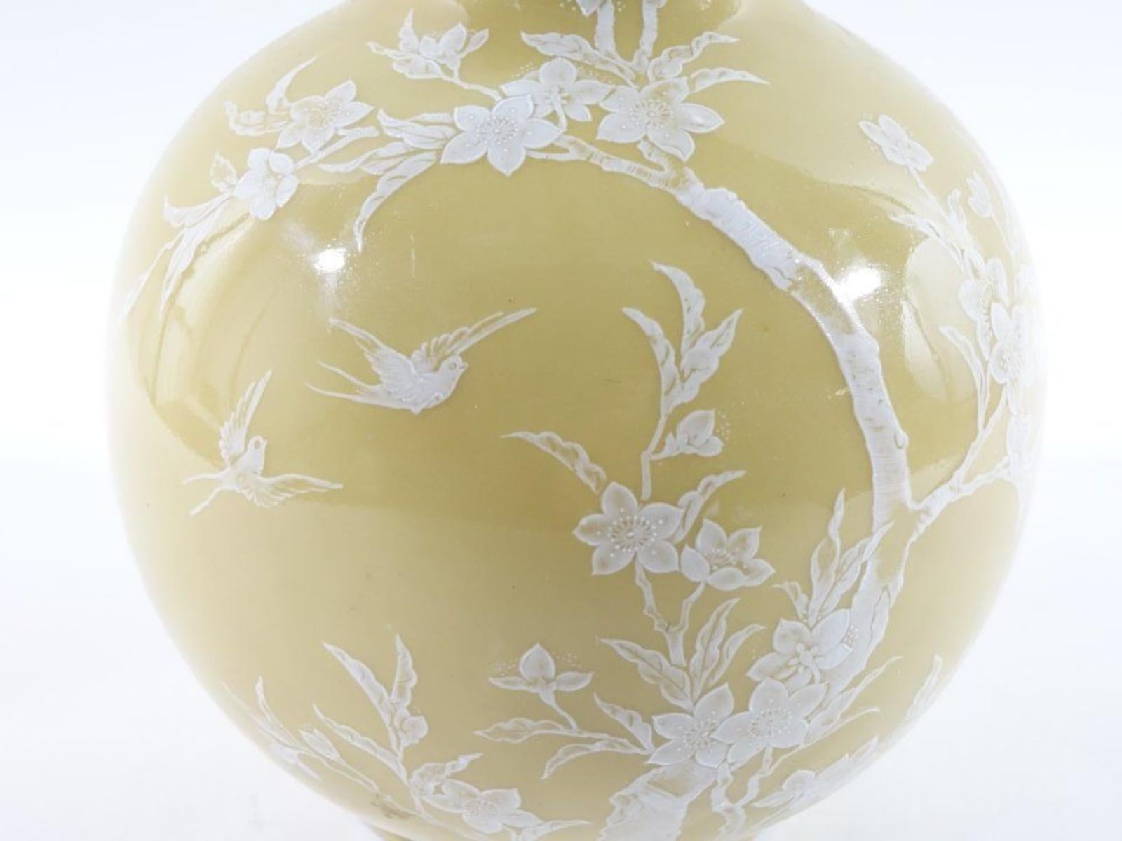 Paar schöne goldene und weiße chinesische Porzellanvasen aus der Mitte des Jahrhunderts im Angebot 2
