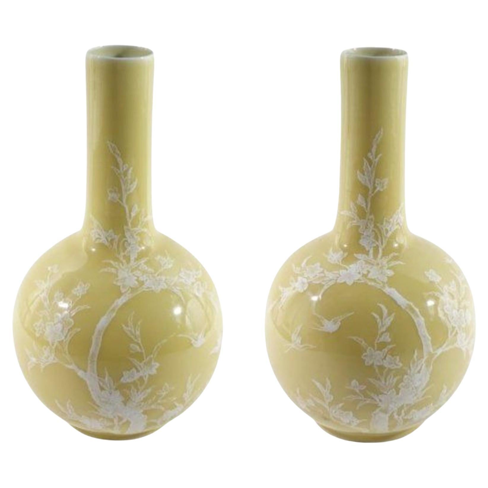 Pair of Beautiful Gold and White Chinese Midcentury Porcelain Vases For Sale