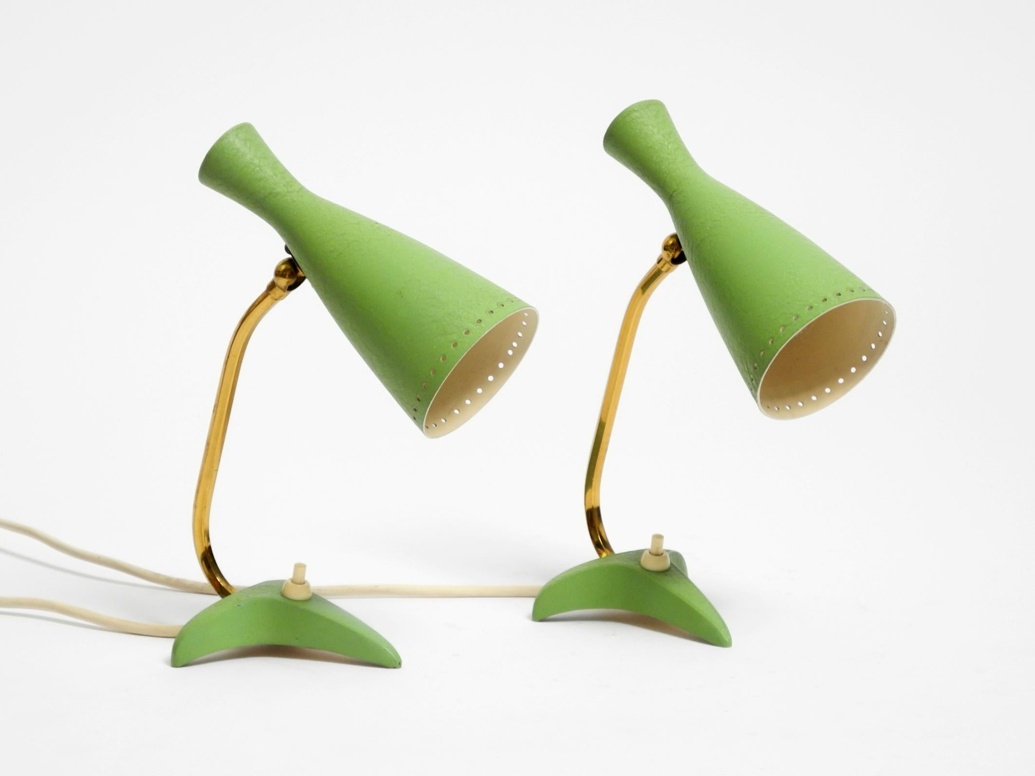 Pareja de preciosas lámparas de sobremesa Diabolo verdes de mediados de siglo.
Fabricado por Cosack. Fabricado en Alemania.
Un diseño muy bonito con muchos detalles. La pantalla del diábolo es regulable sin escalonamientos.
La base de metal y la
