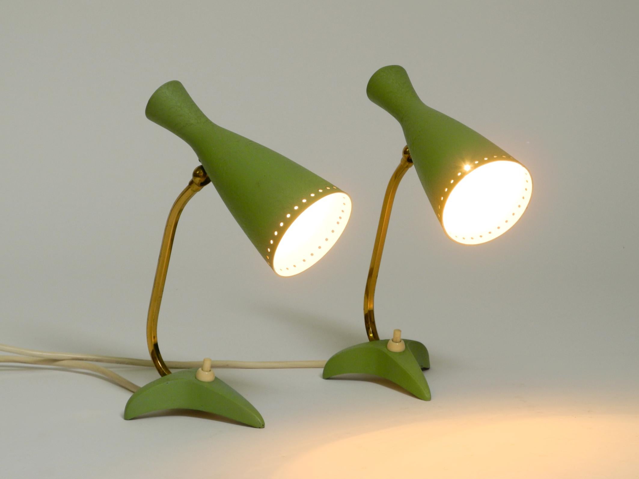 Pareja de preciosas lámparas de sobremesa de pata de gallo Diábolo verdes de mediados de siglo de Cosack Metal en venta