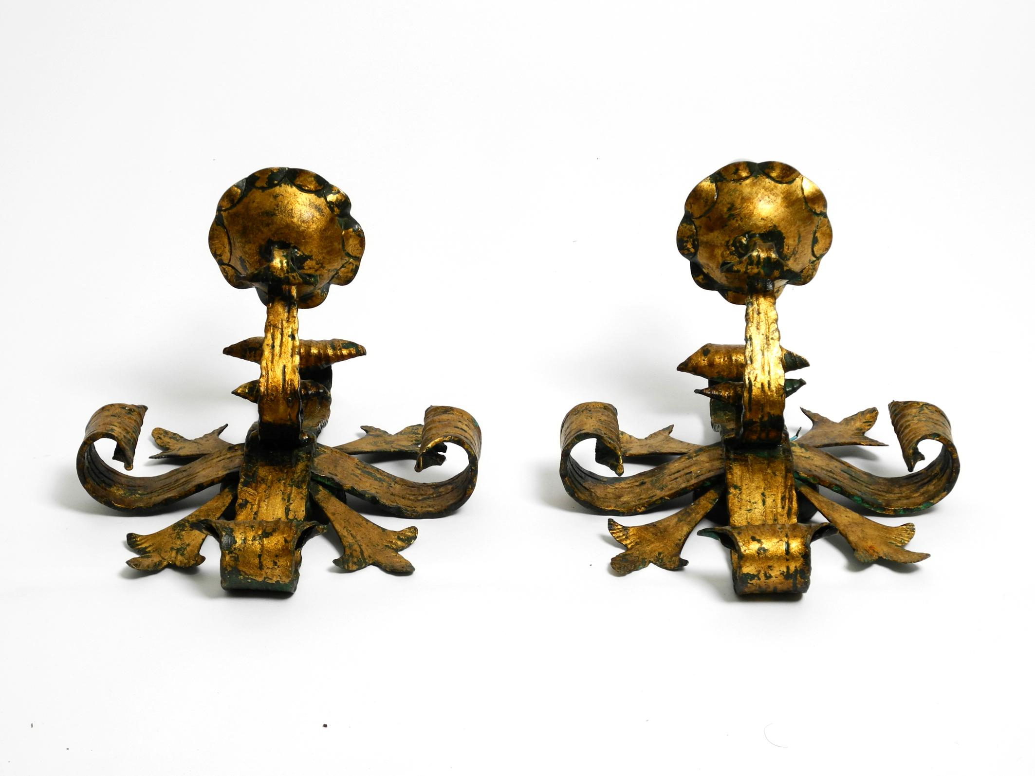 Pair of beautiful heavy 1960s gilded iron wall lamps in Brutalist design In Good Condition For Sale In München, DE