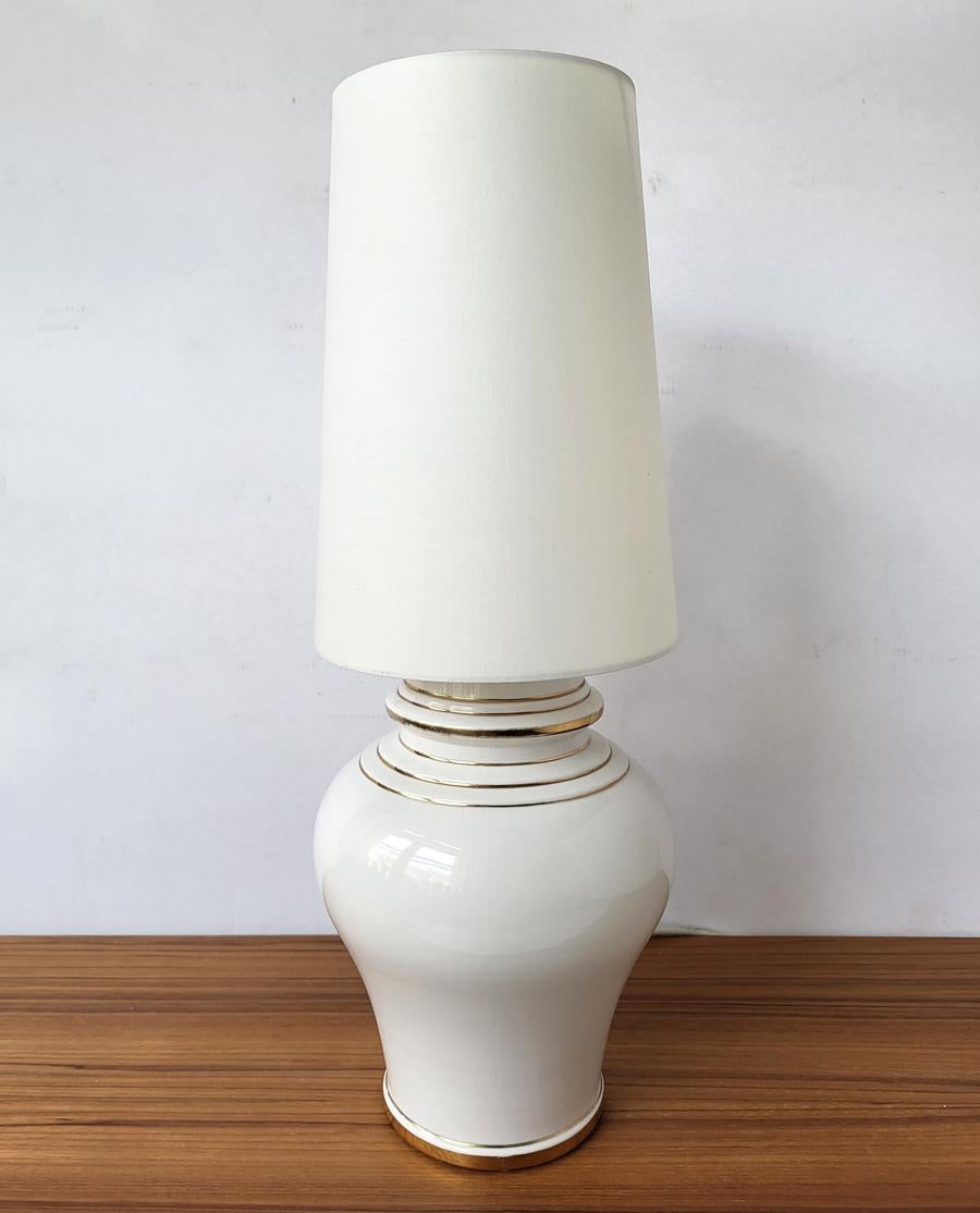 Pair of beautiful ceramic white table lights with textil lampshade.
Italy, 1970s.
Lamp sockets: 1x E27 (US E26)
Cord with US or European plug.