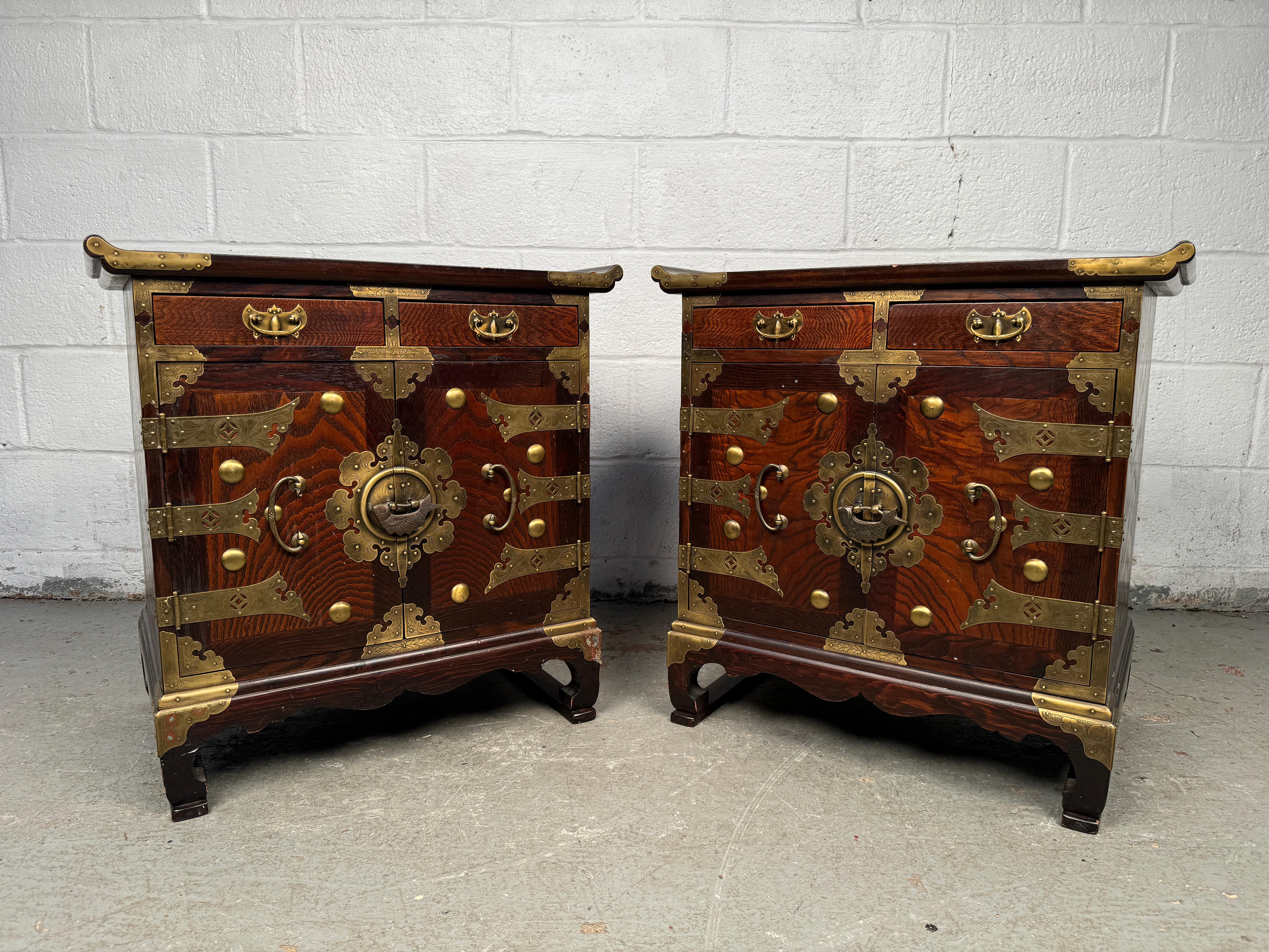 Bring the refined elegance of East Asia into your home with this exquisite pair of Korean‑style Tansu end‑table cabinets. Featuring a harmonious blend of antique aesthetics and modern utility, they’re ideal as nightstands, end tables, or statement