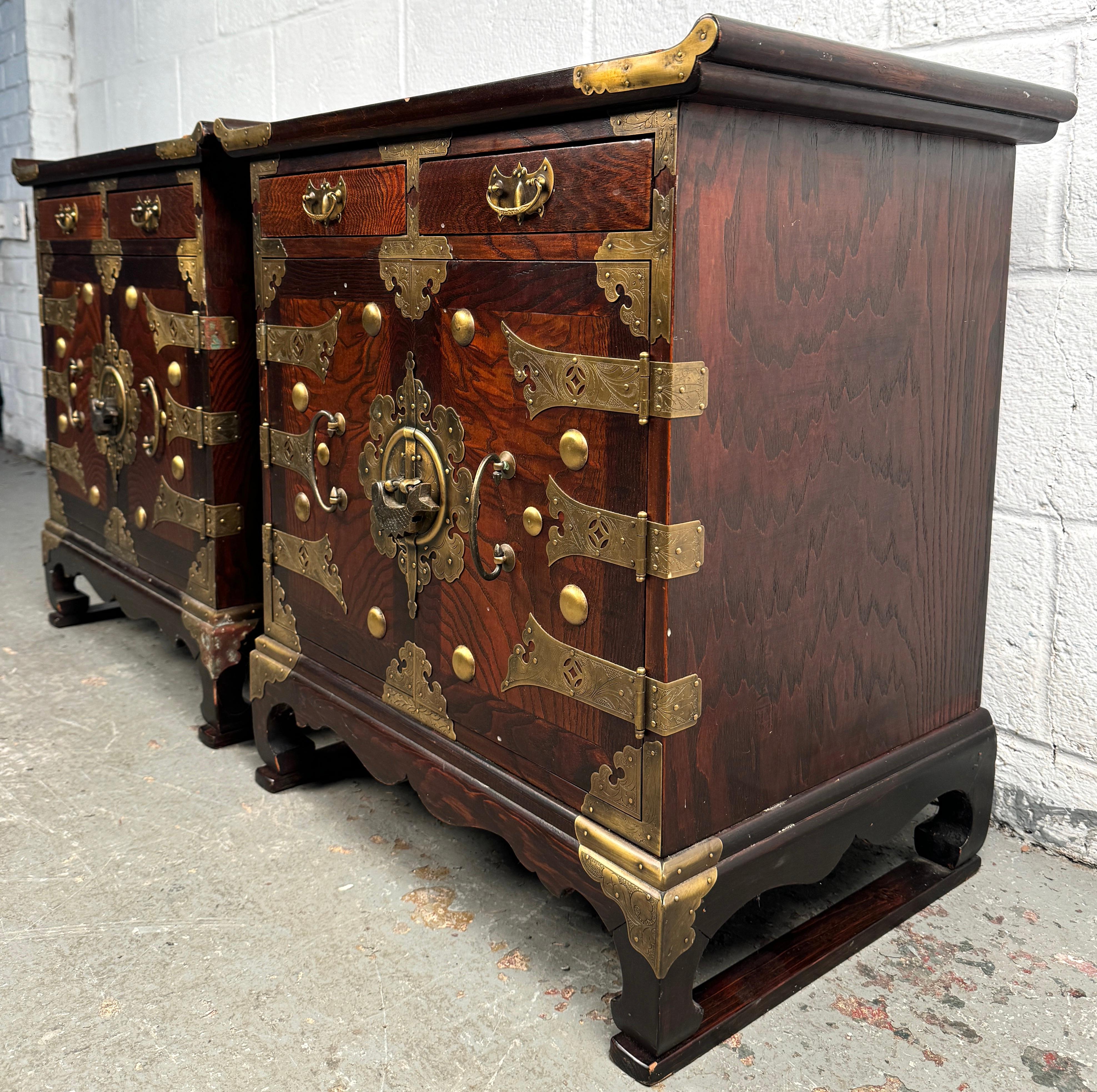 Mid-Century Modern Pair of Beautiful Korean Tansu-style Night Stands For Sale