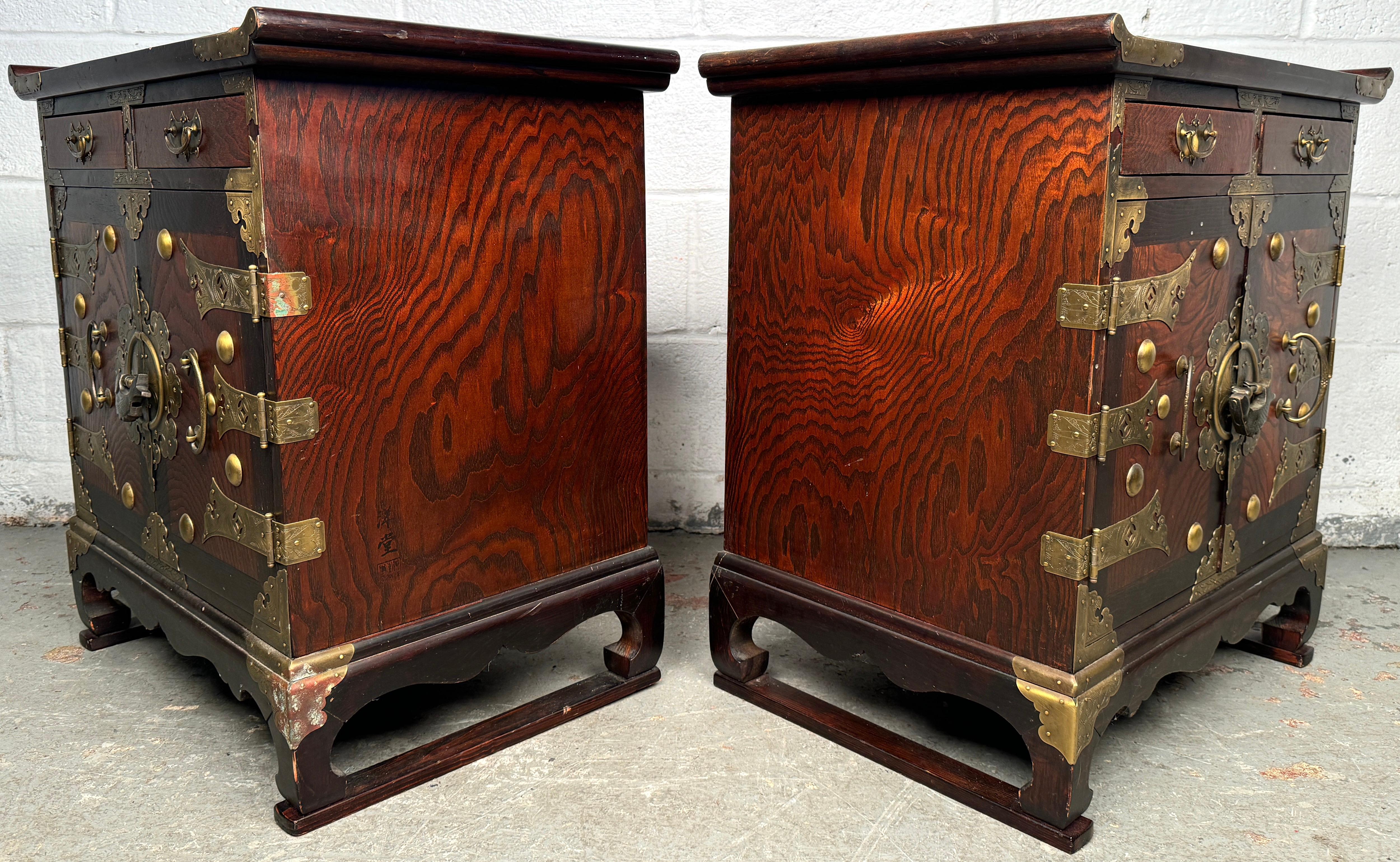 20th Century Pair of Beautiful Korean Tansu-style Night Stands For Sale