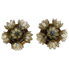 Coppia di bellissime lampade da soffitto a fiori grandi degli anni '70 in madreperla