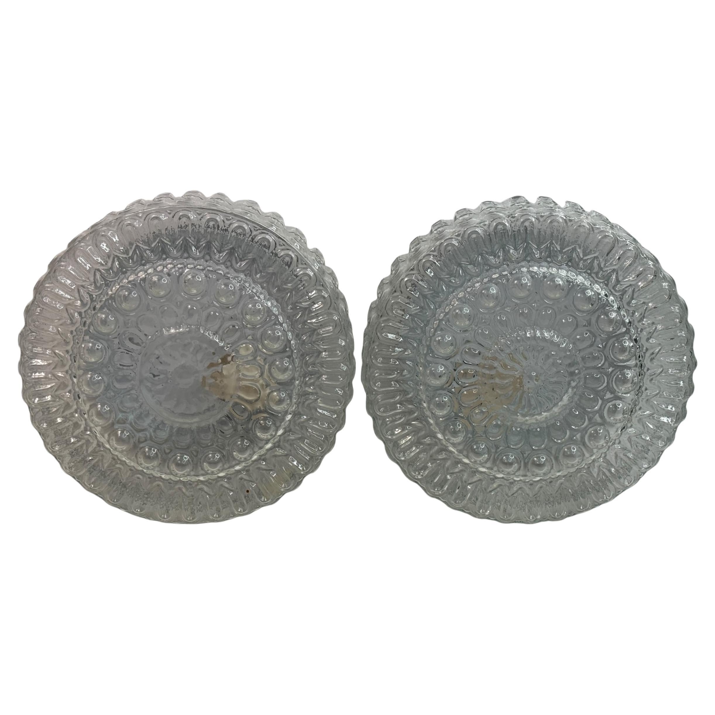 Paire de superbes encastrés. Fabriqué en Allemagne par Massive Lighting. Magnifique verre texturé avec fixation en métal. Chaque luminaire nécessite une ampoule européenne E27 Edison ou moyenne d'une puissance maximale de 60 watts. Trouvé dans une