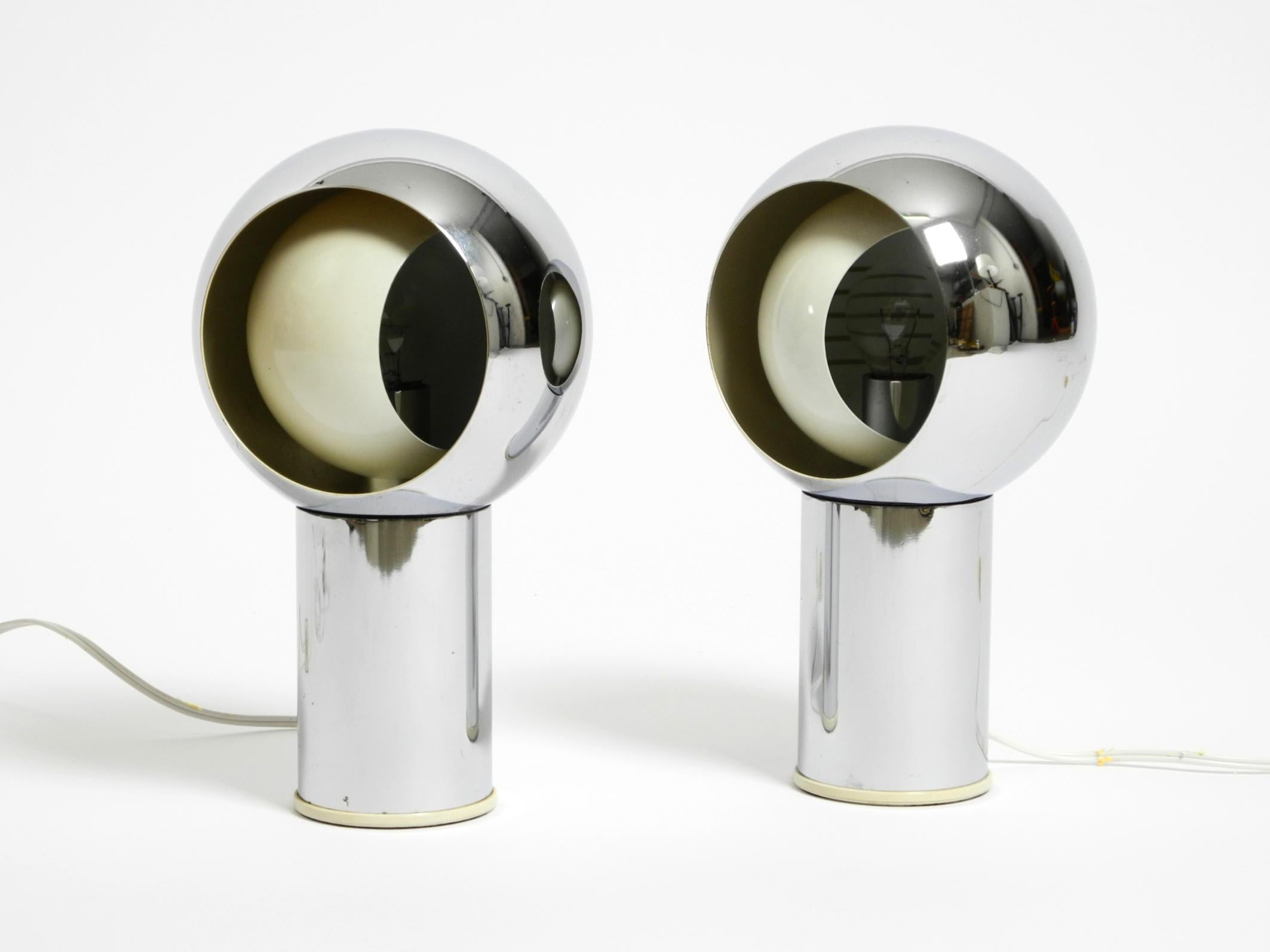 Two beautiful, large, Mid Century, Space Age chrome table lamps. Made in Italy.
Great Italian minimalist design from the 1960s.
The interior shade is steplessly rotatable.
Lamps are entirely made of chrome-plated metal. The inner shade is also made
