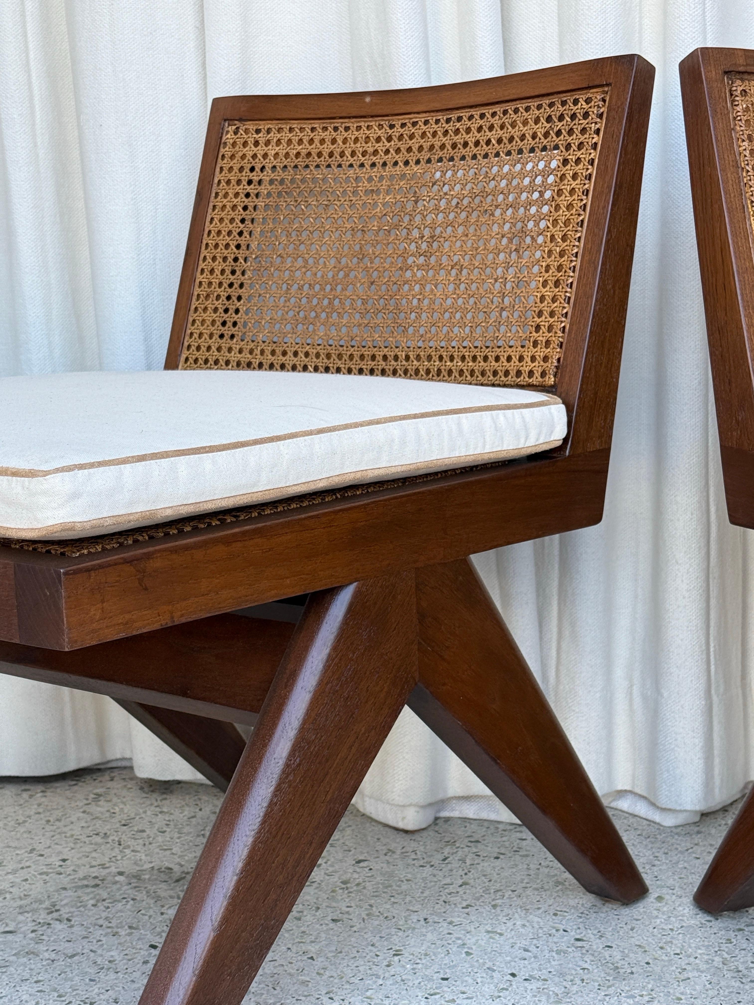 Paire de chaises basses en teck massif avec assise et dossier en rotin en vente 3