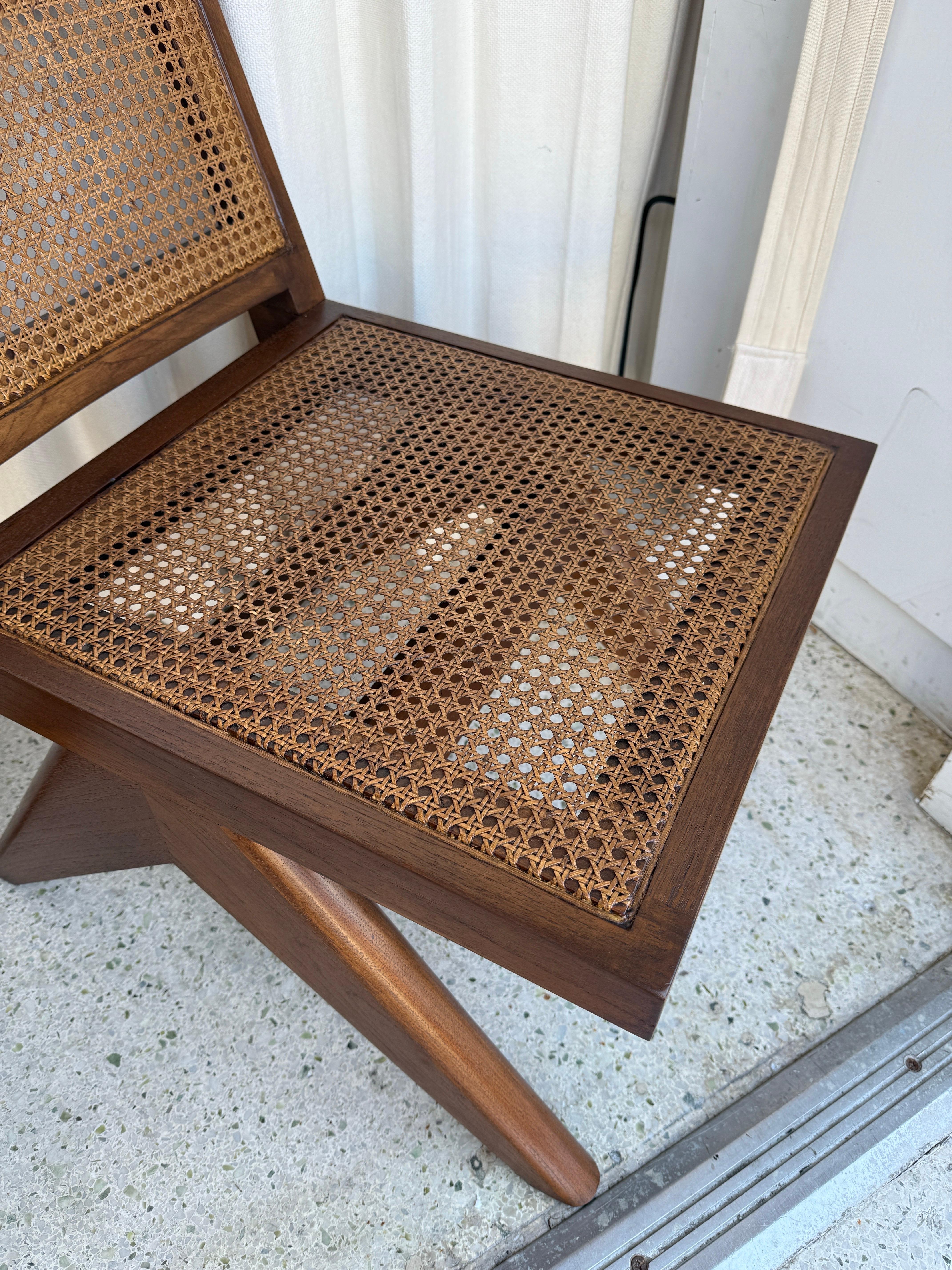 Paire de chaises basses en teck massif avec assise et dossier en rotin en vente 4