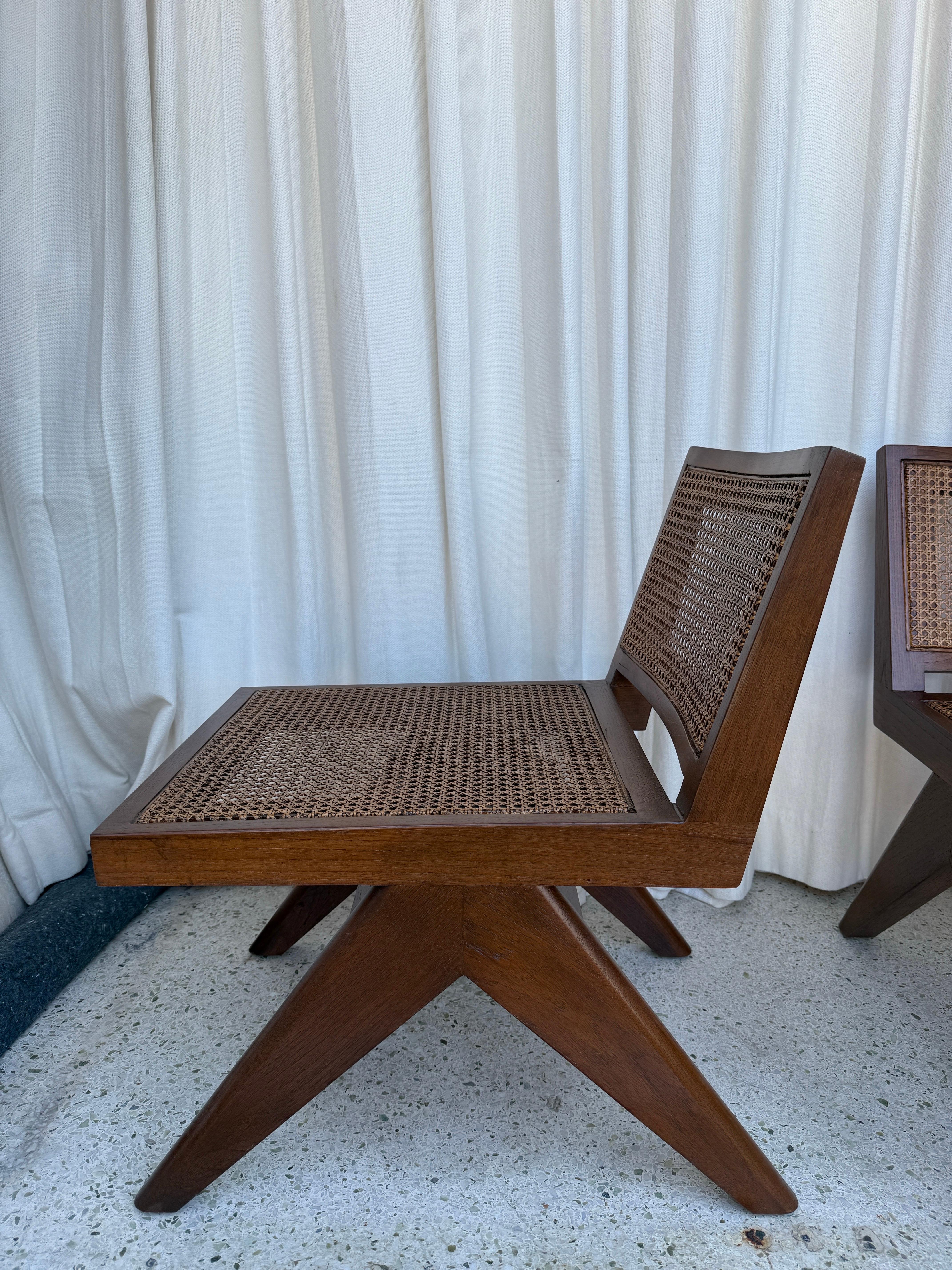 Paire de chaises basses en teck massif avec assise et dossier en rotin en vente 5