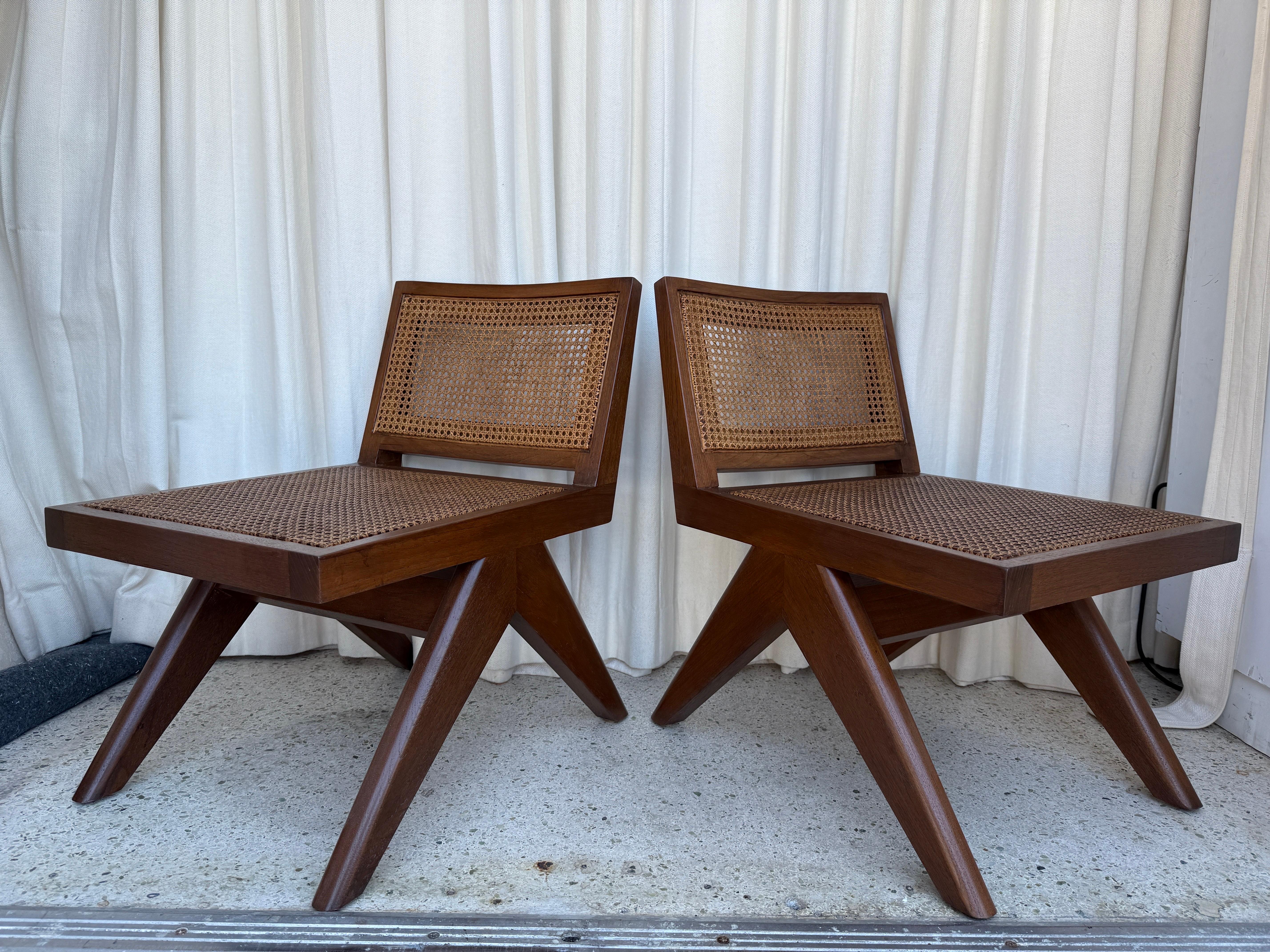 Paire de chaises basses en teck massif avec assise et dossier en rotin en vente 6