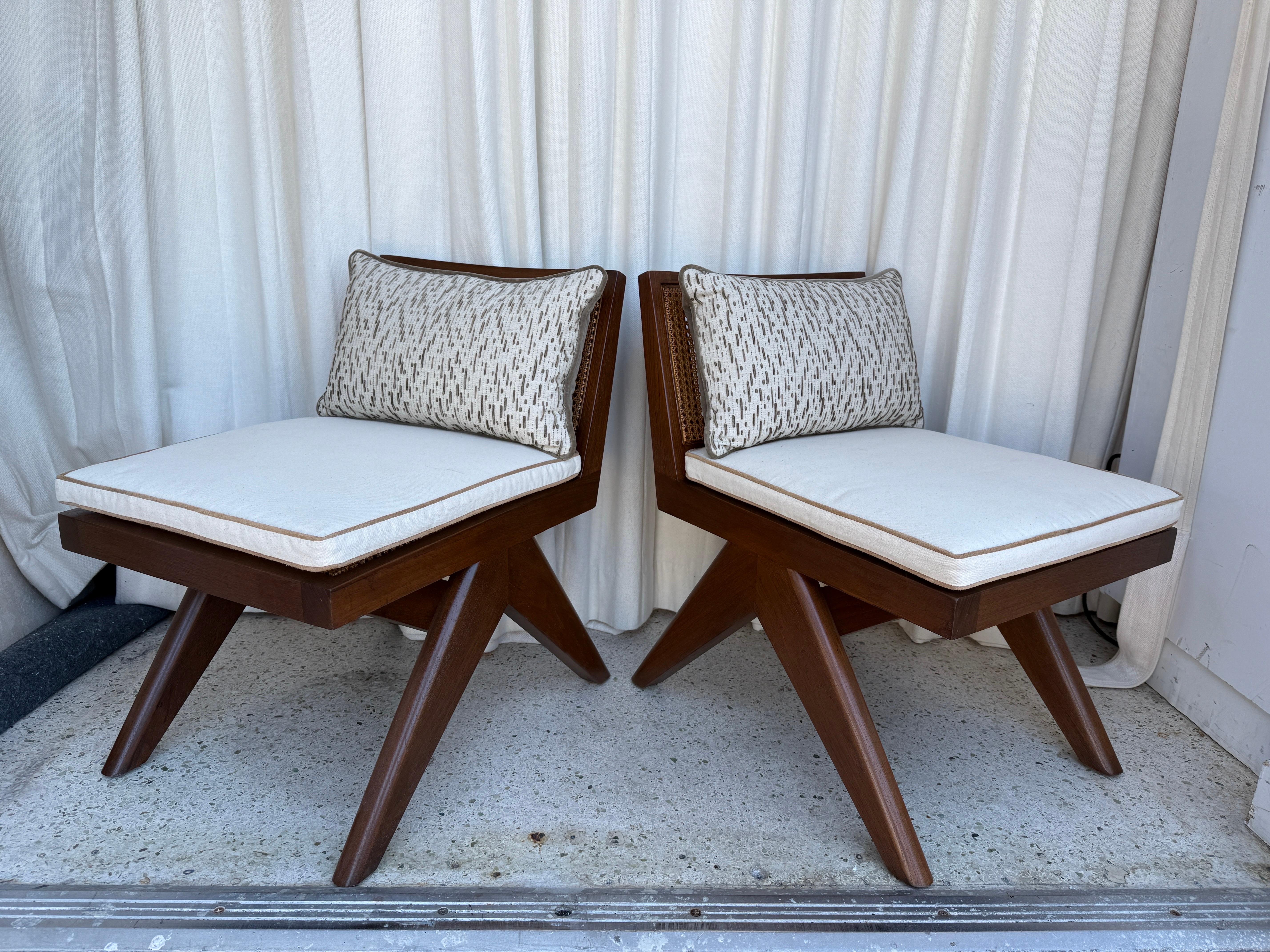 Paire de chaises basses en teck massif avec assise et dossier en rotin en vente 7