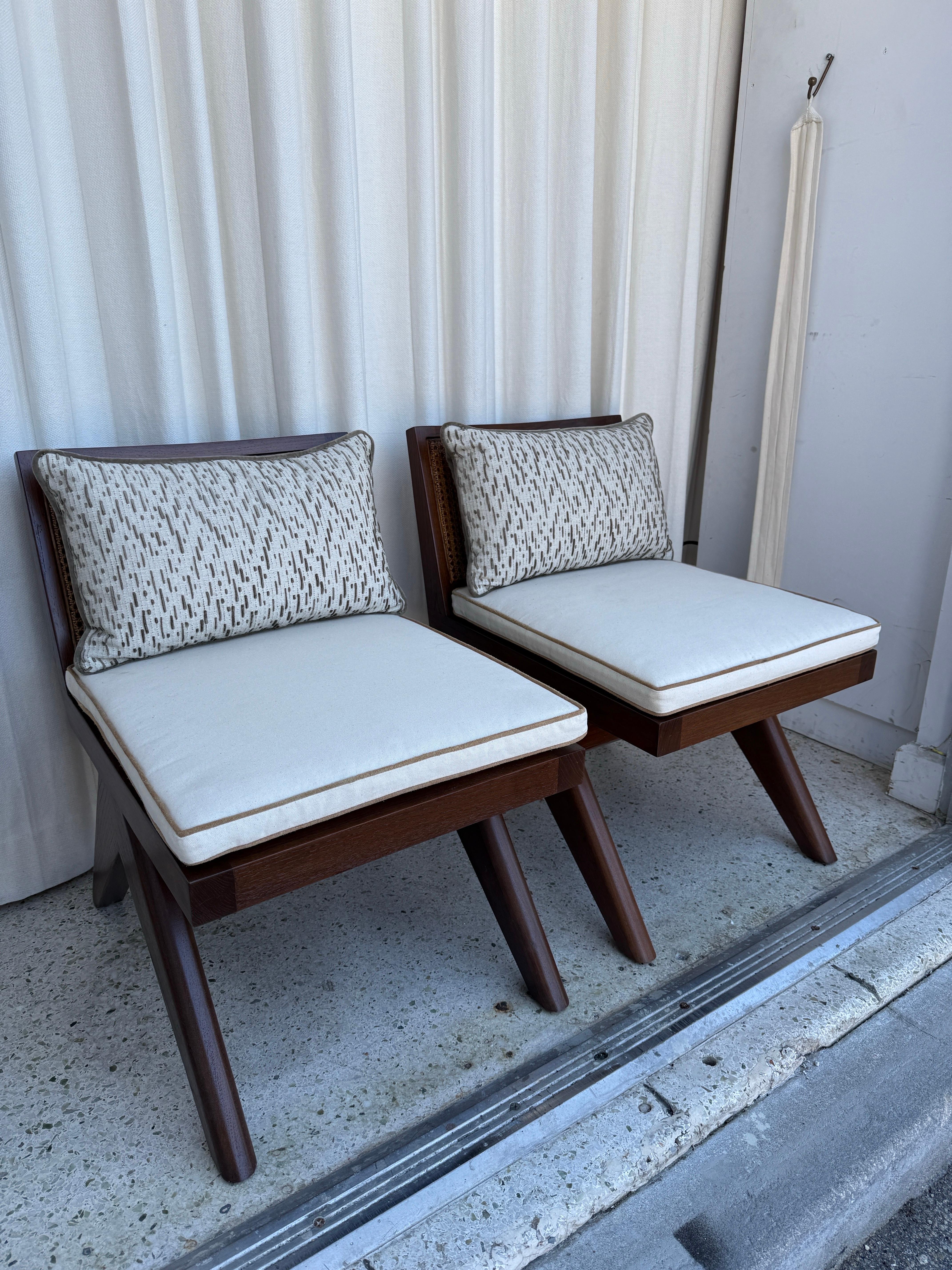 Paire de chaises basses en teck massif avec assise et dossier en rotin en vente 8