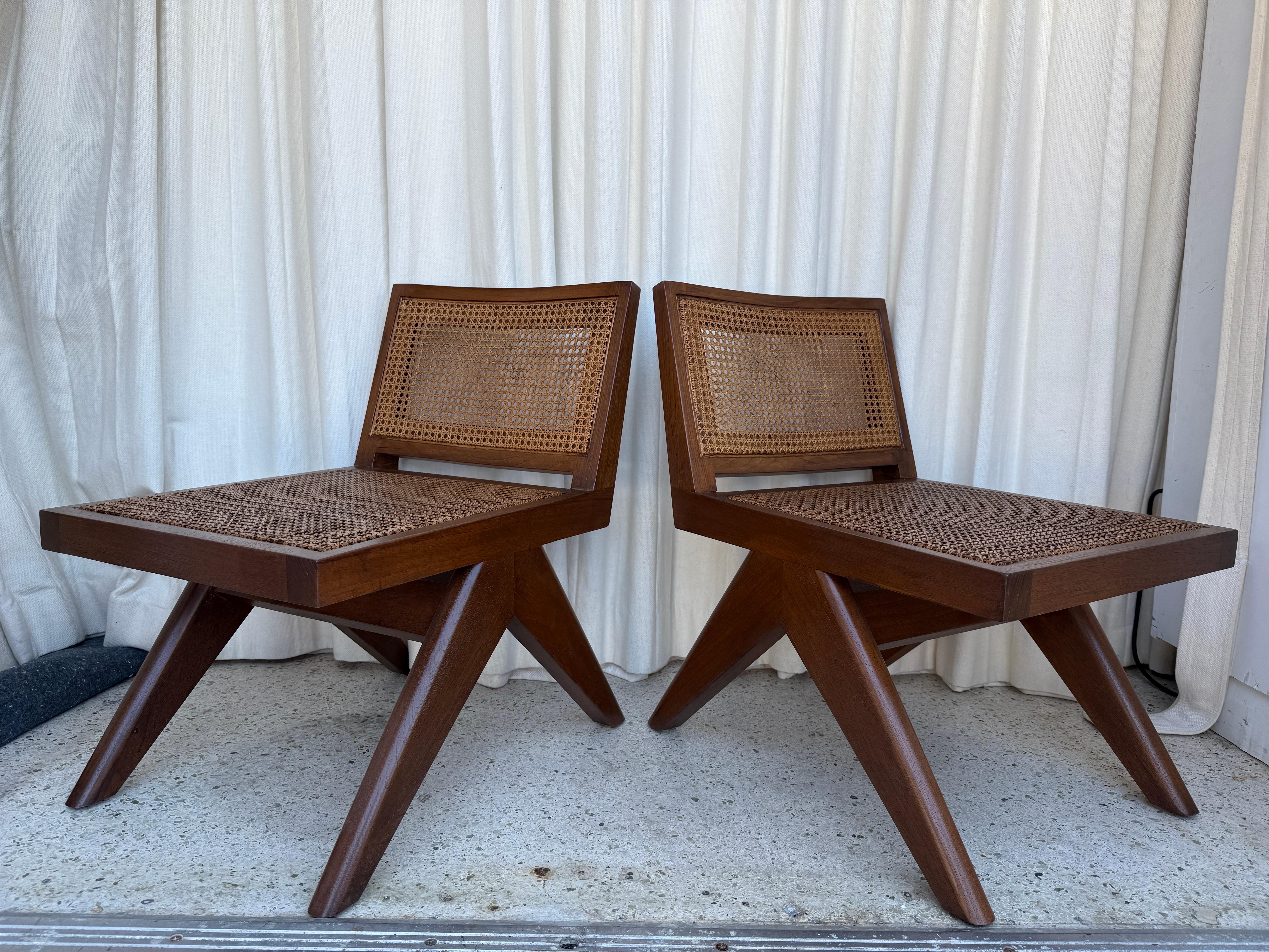 Paire de chaises basses en teck massif avec assise et dossier en rotin en vente 9