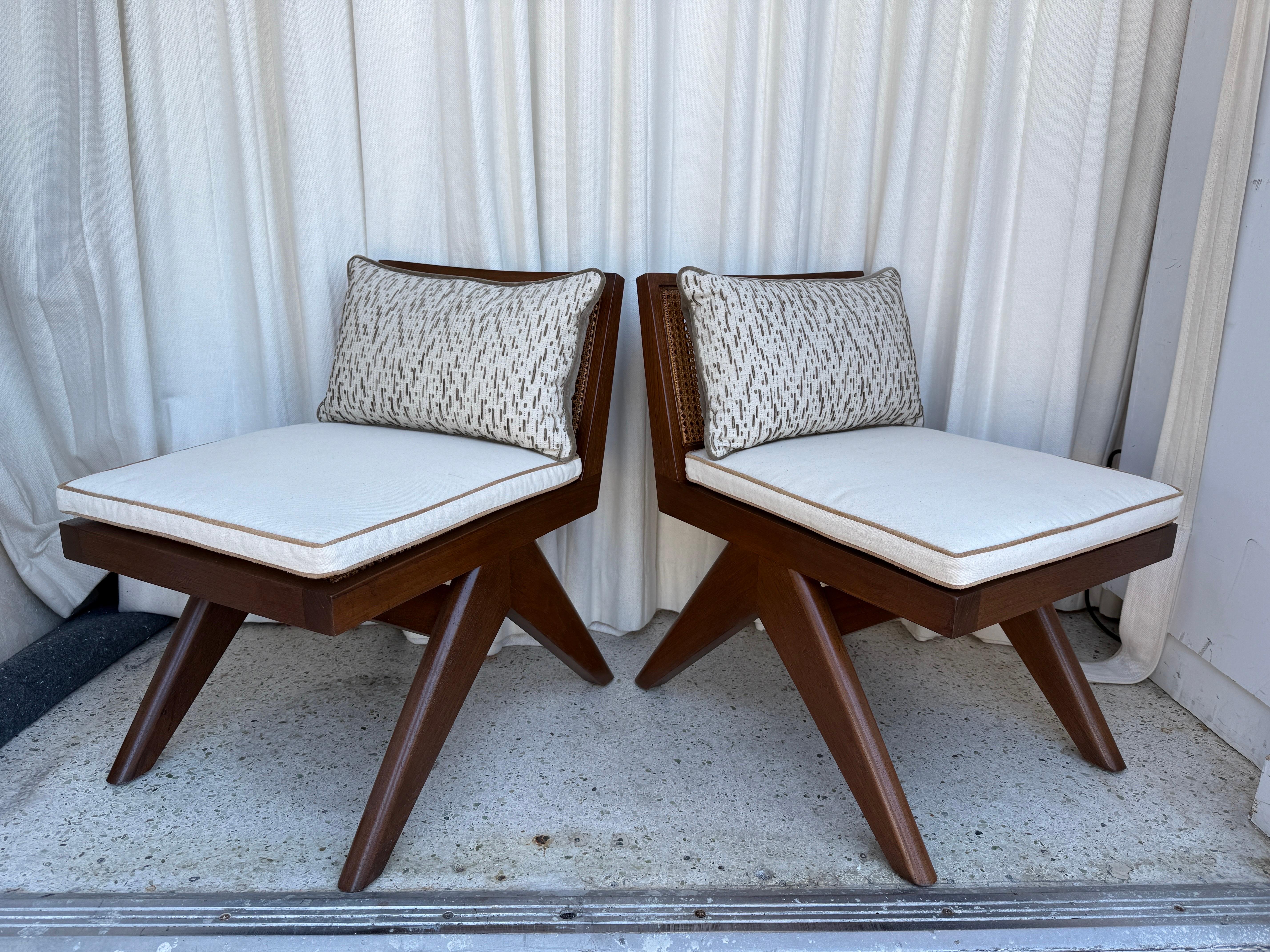Mid-Century Modern Paire de chaises basses en teck massif avec assise et dossier en rotin en vente