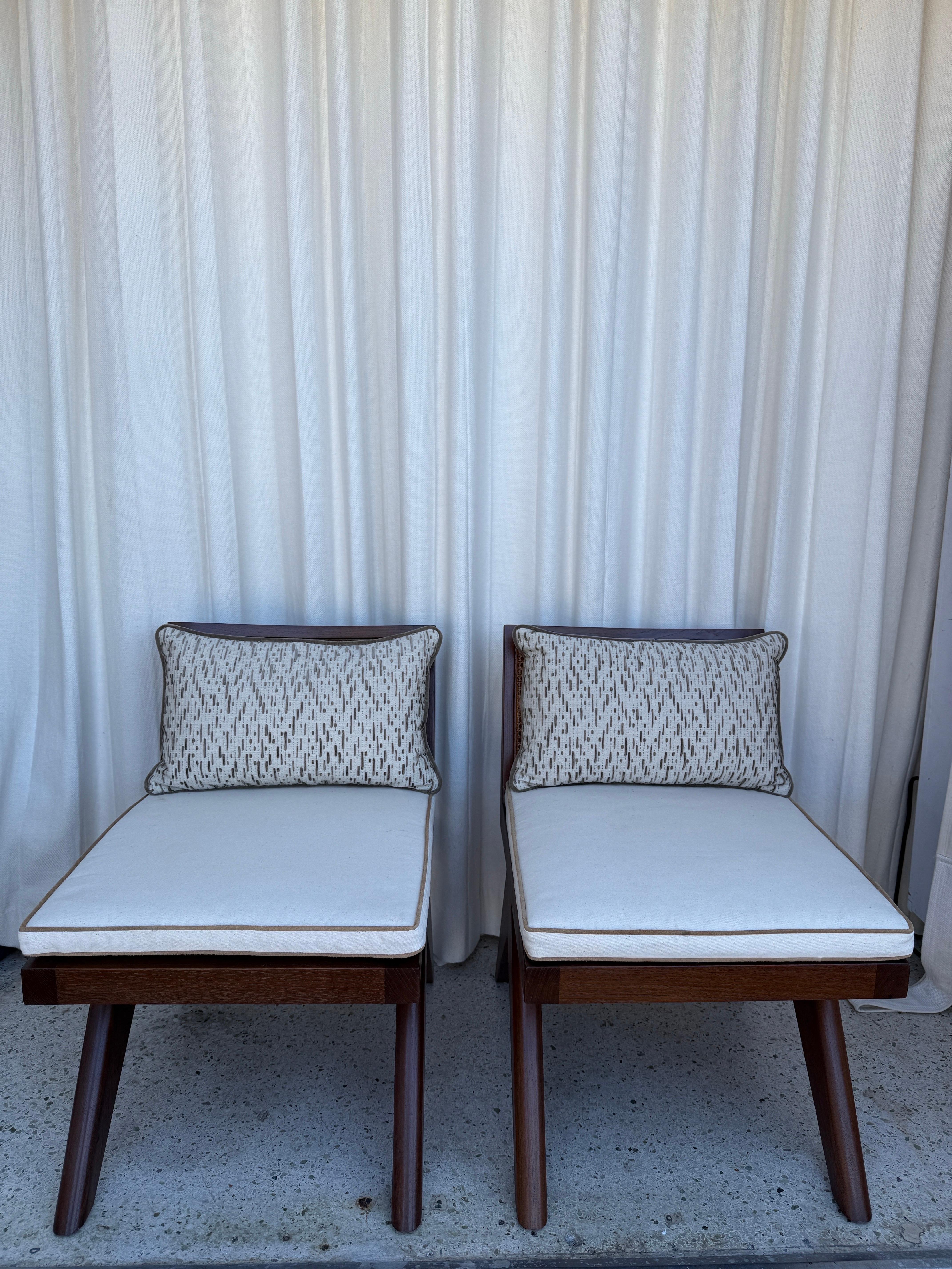 Américain Paire de chaises basses en teck massif avec assise et dossier en rotin en vente