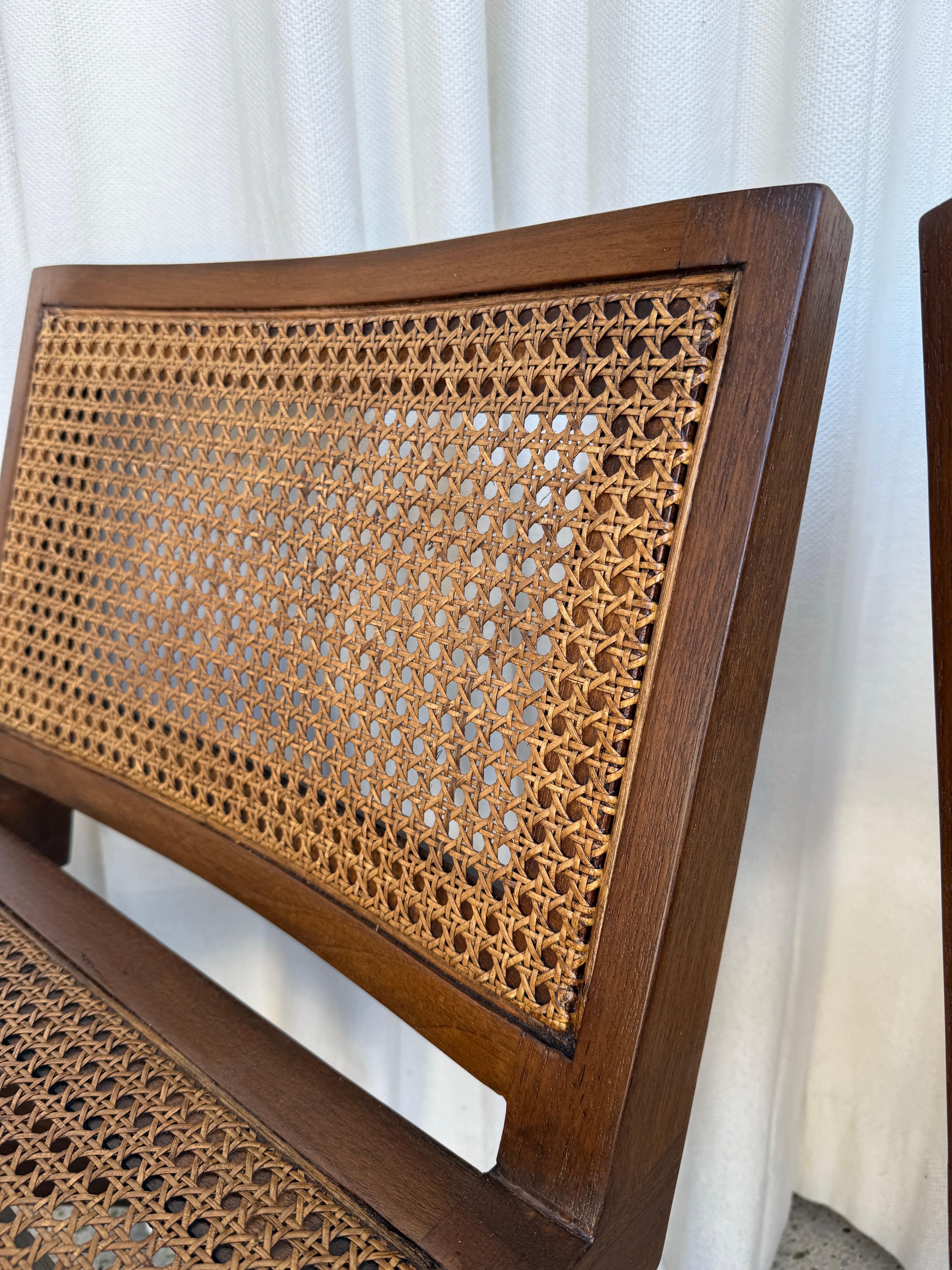 20ième siècle Paire de chaises basses en teck massif avec assise et dossier en rotin en vente