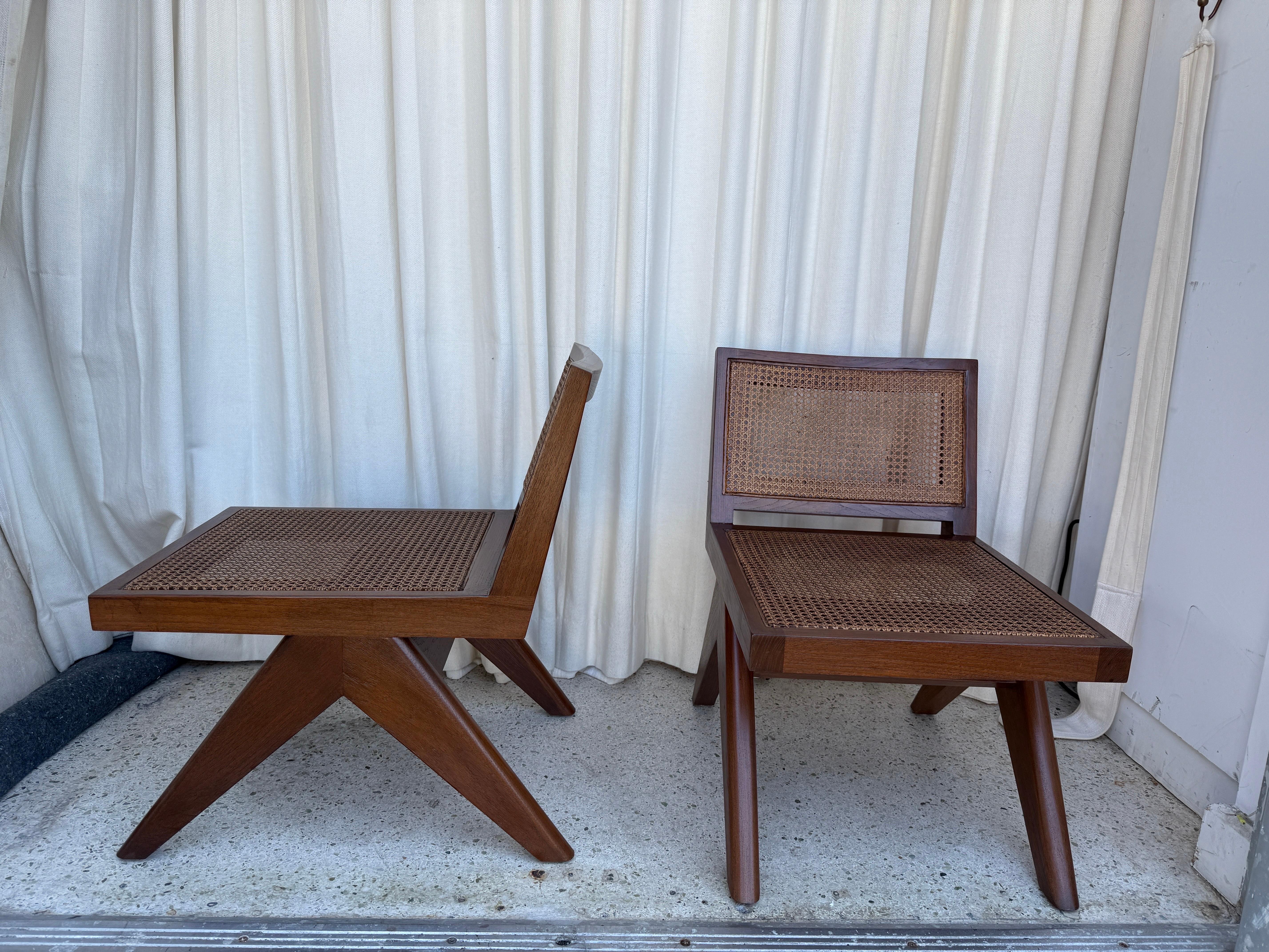 Osier Paire de chaises basses en teck massif avec assise et dossier en rotin en vente