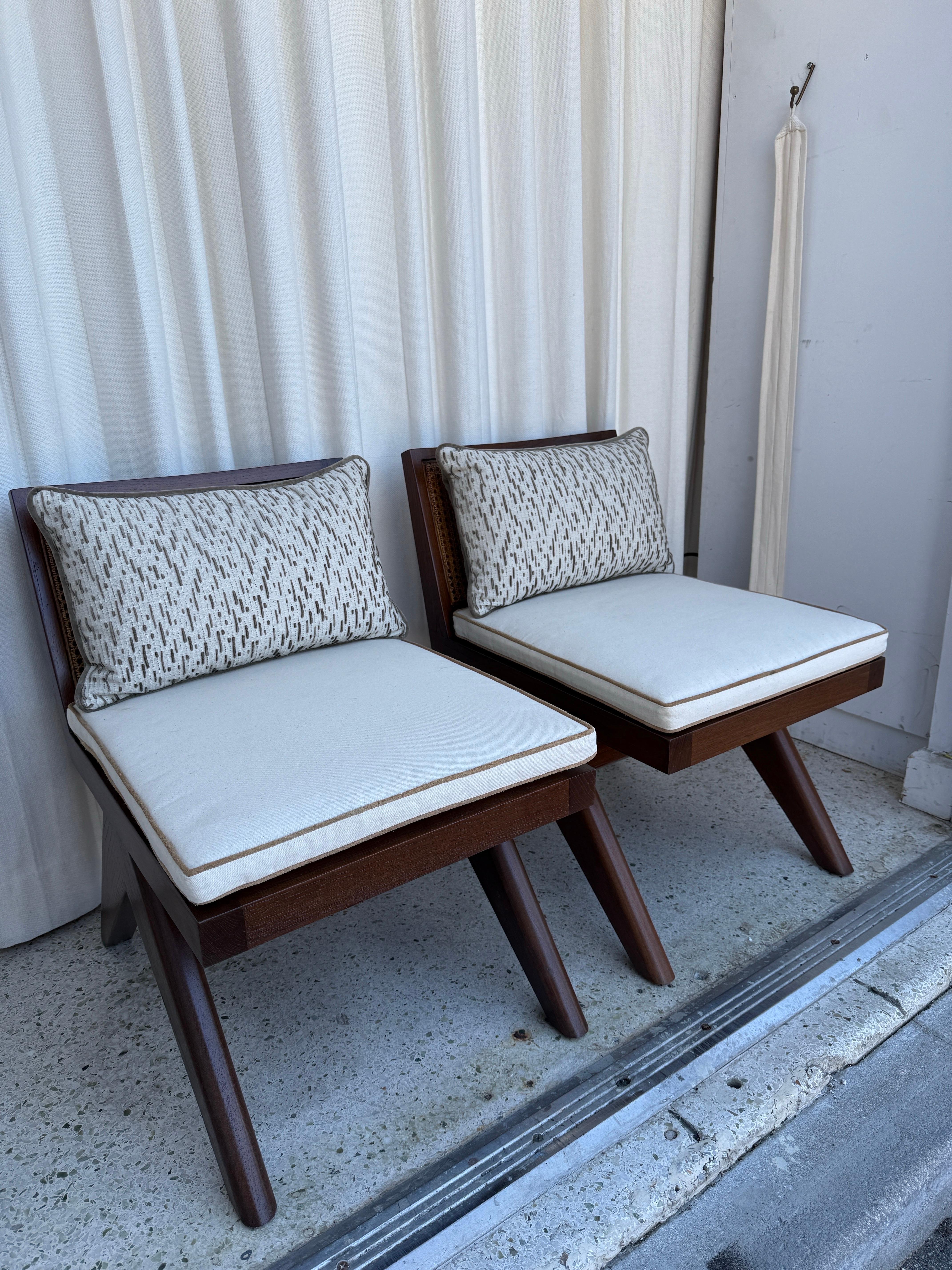 Paire de chaises basses en teck massif avec assise et dossier en rotin en vente 1