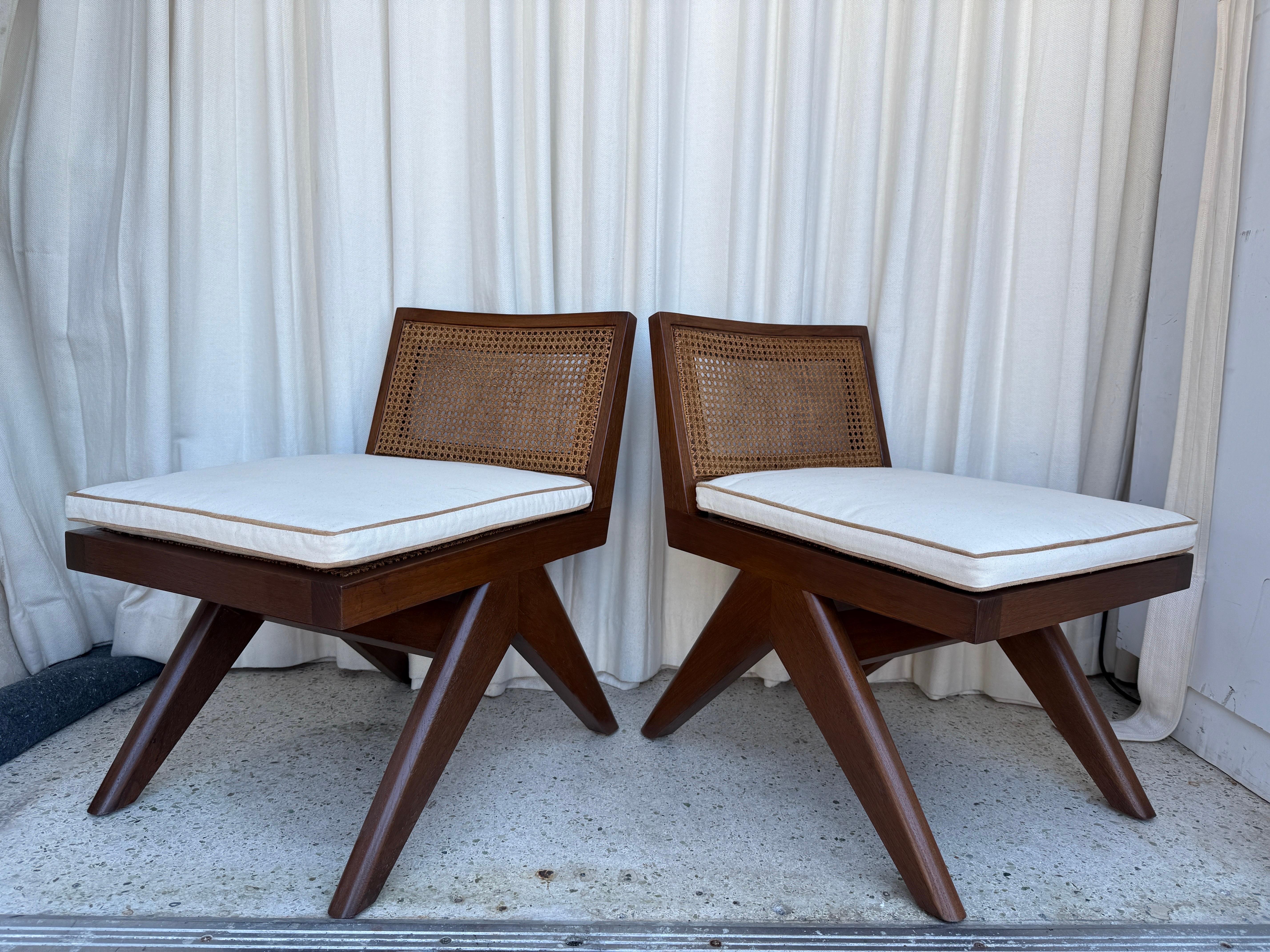 Paire de chaises basses en teck massif avec assise et dossier en rotin en vente 2