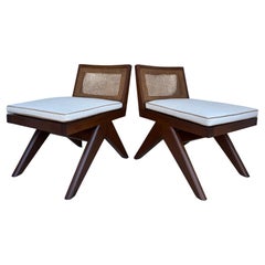 Paire de chaises basses en teck massif avec assise et dossier en rotin
