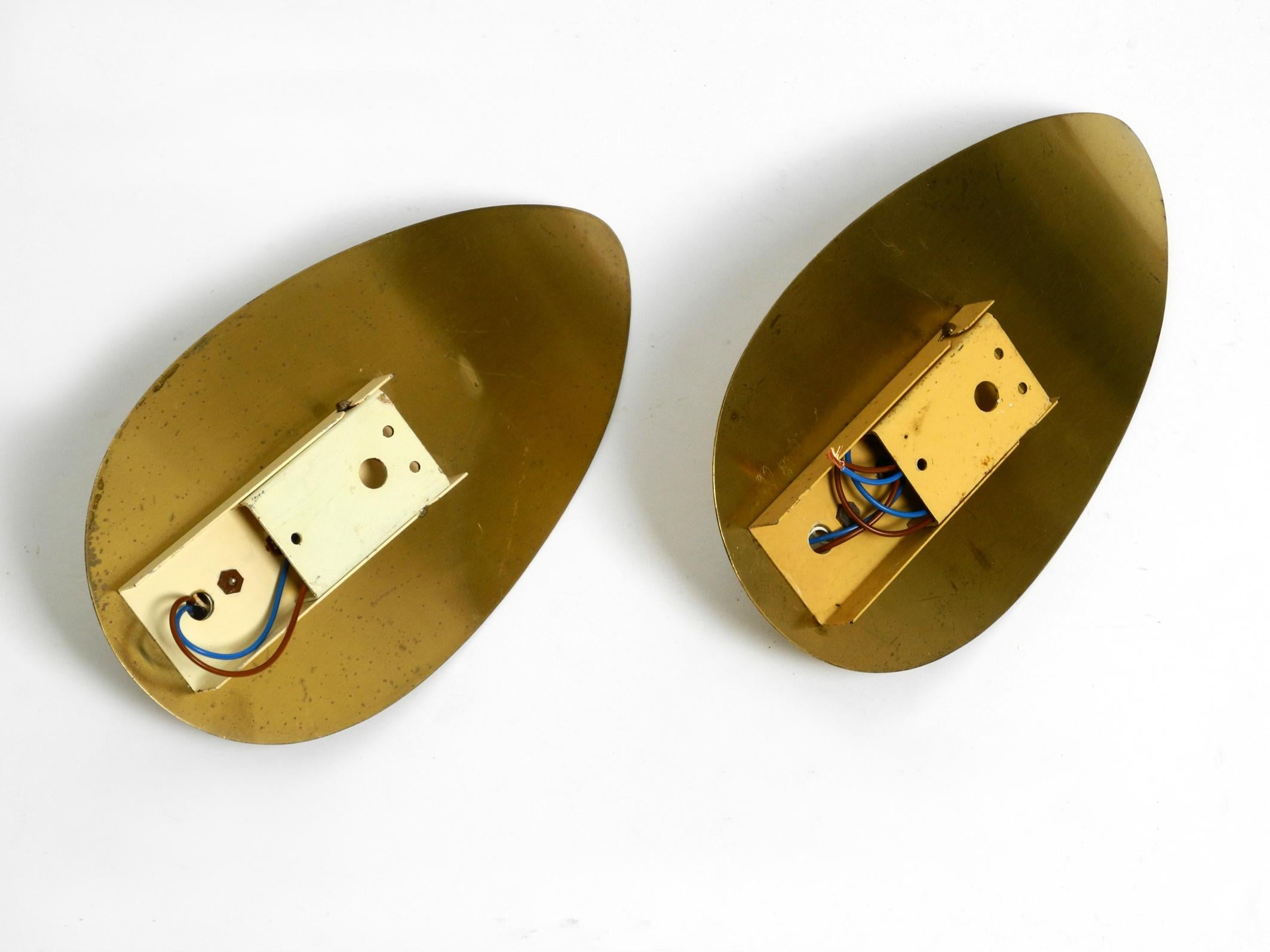 Pair of beautiful Mid Century brass and beige glass sconces shaped like a drop For Sale 3
