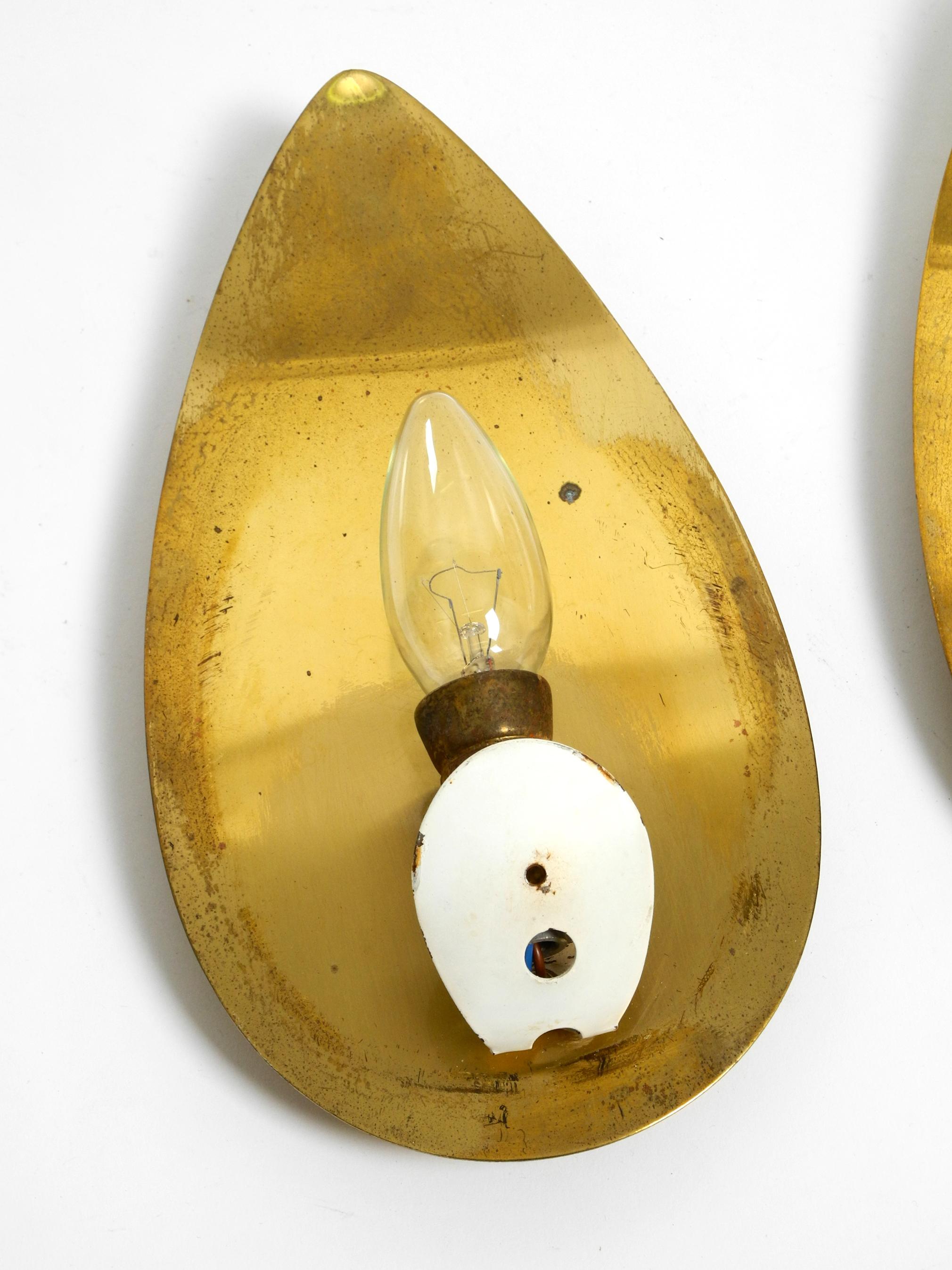 Pair of beautiful Mid Century brass and beige glass sconces shaped like a drop For Sale 5