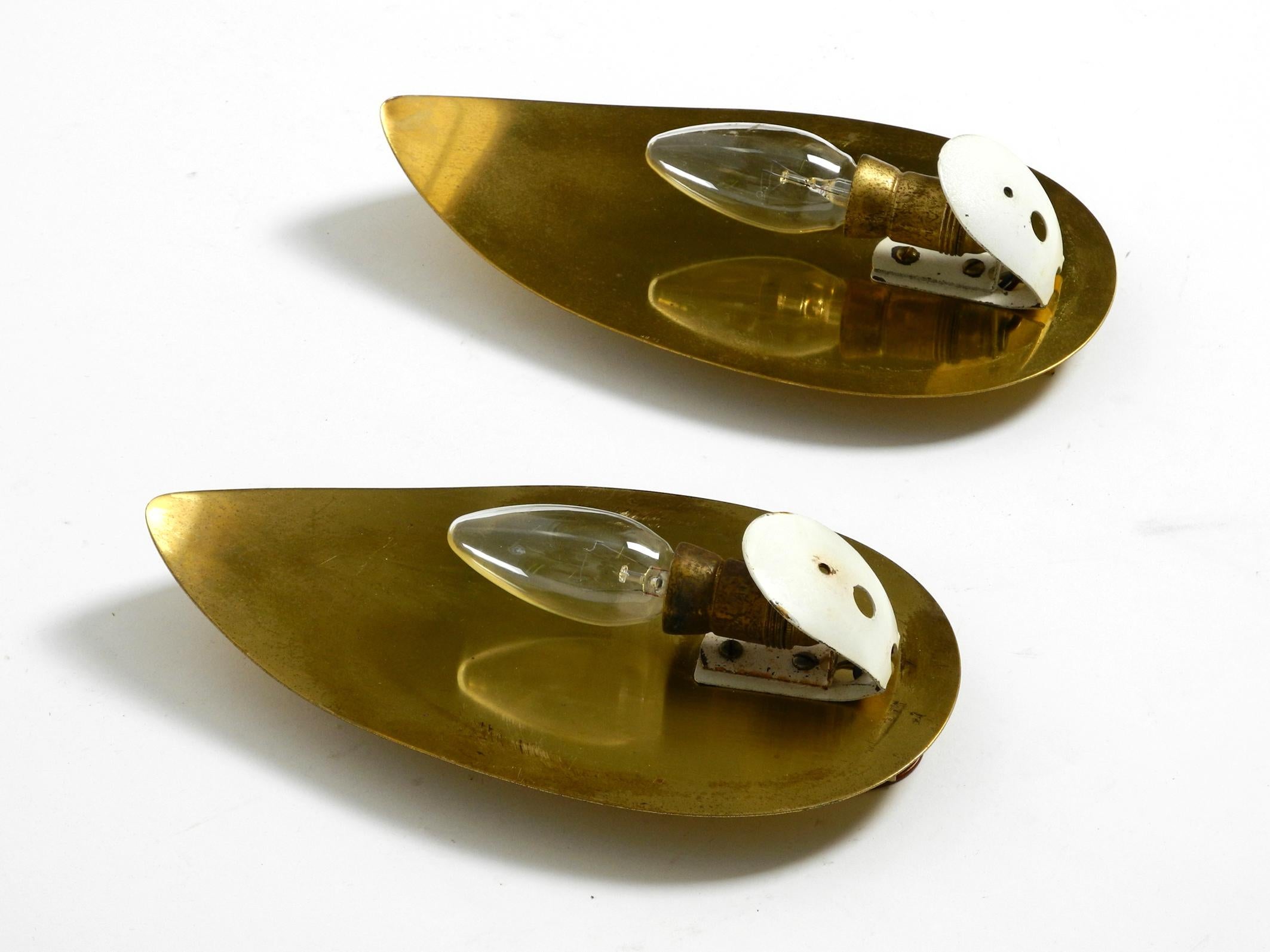Pair of beautiful Mid Century brass and beige glass sconces shaped like a drop For Sale 6