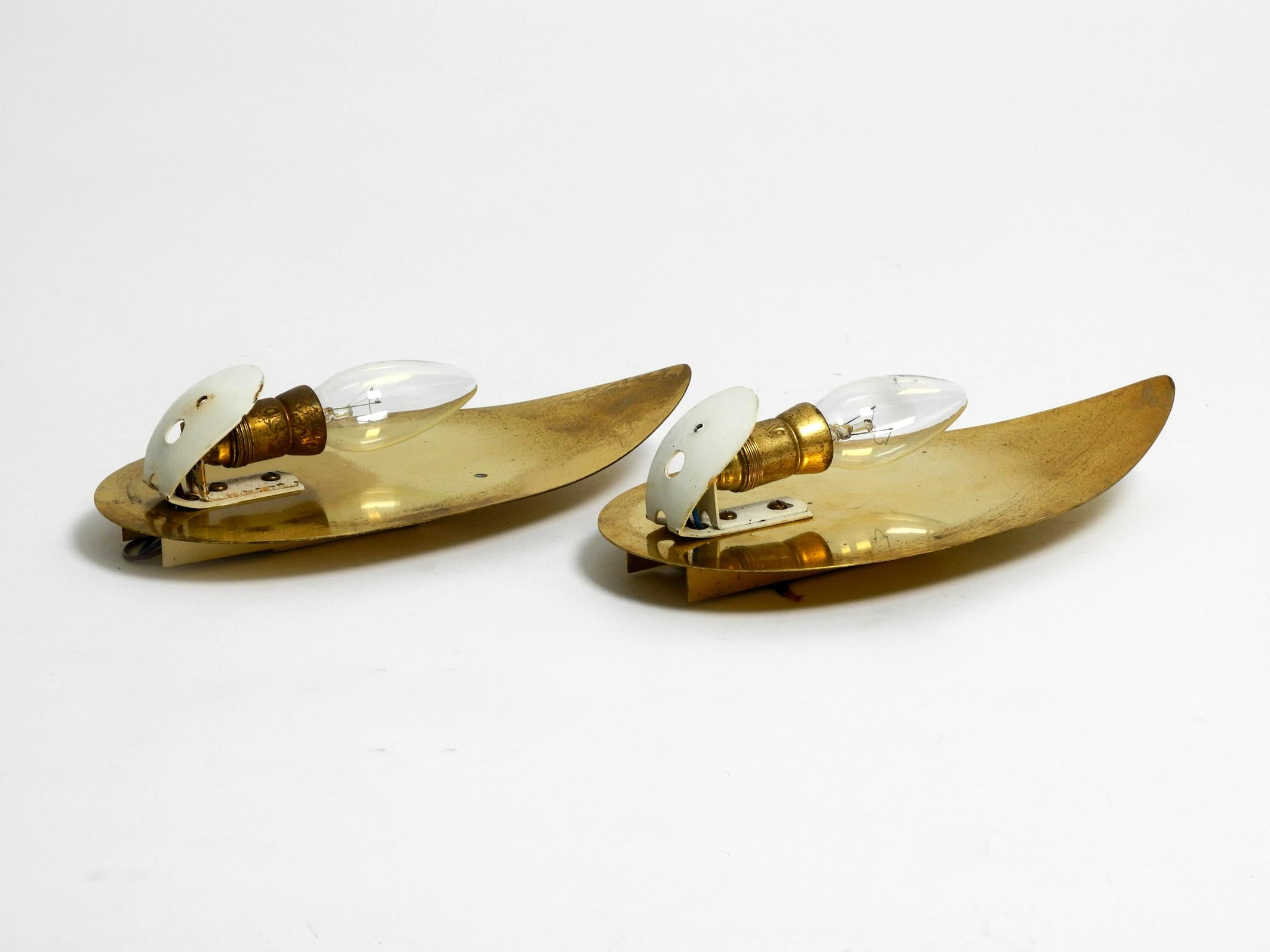 Pair of beautiful Mid Century brass and beige glass sconces shaped like a drop For Sale 7