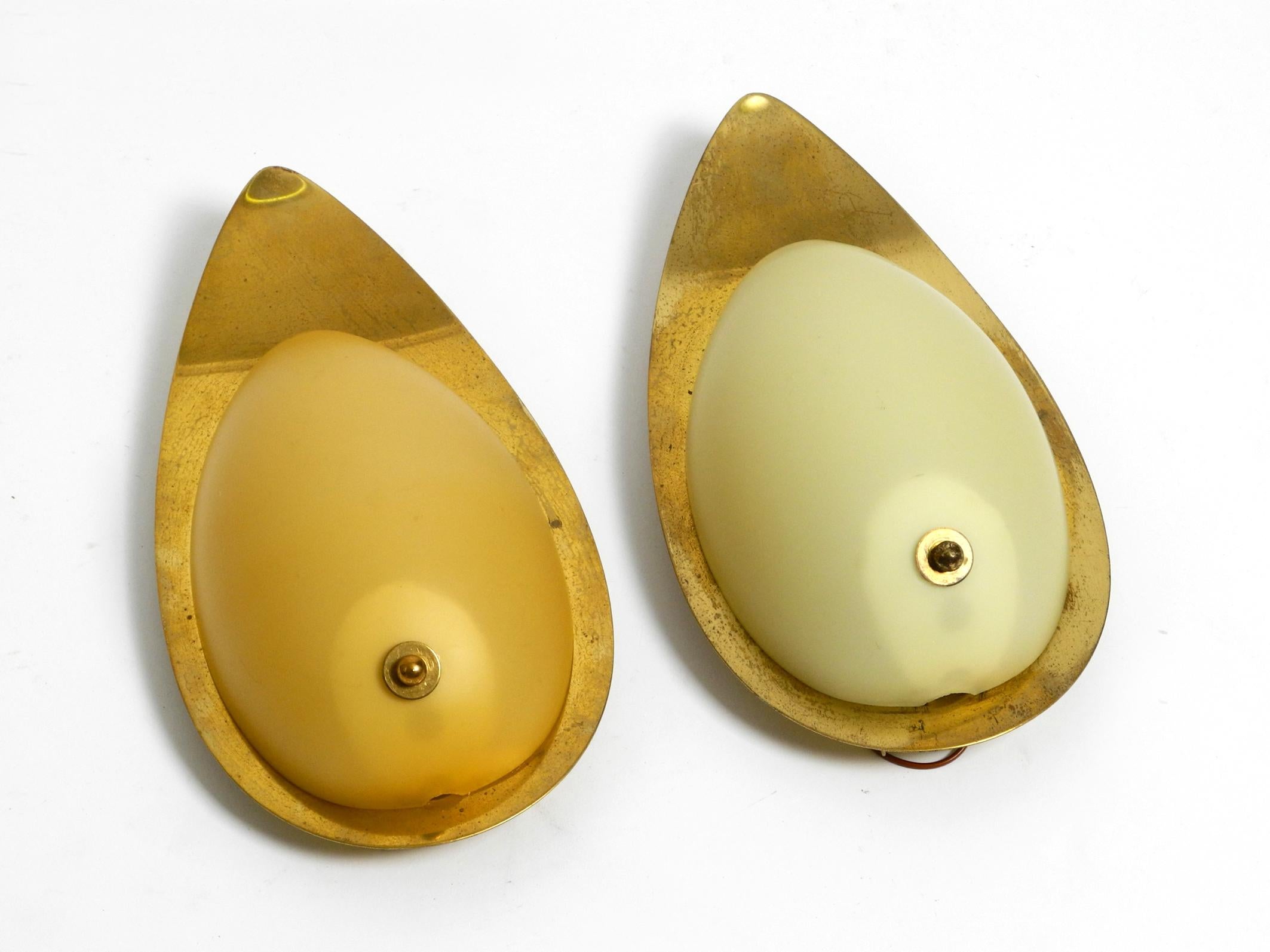 Pair of beautiful Mid Century brass and beige glass sconces shaped like a drop For Sale 11