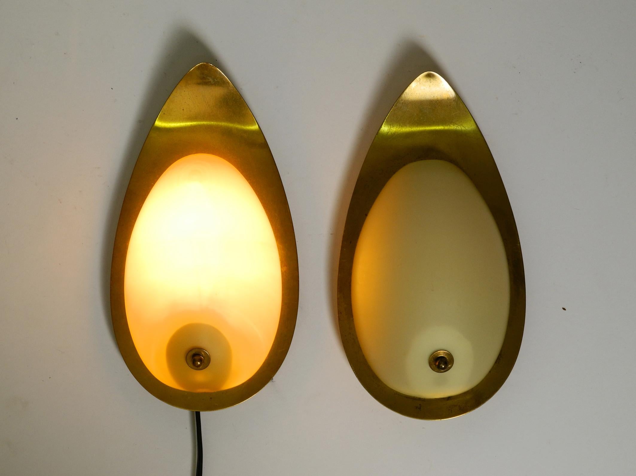 Pair of beautiful Mid Century brass and beige glass sconces shaped like a drop In Good Condition For Sale In München, DE