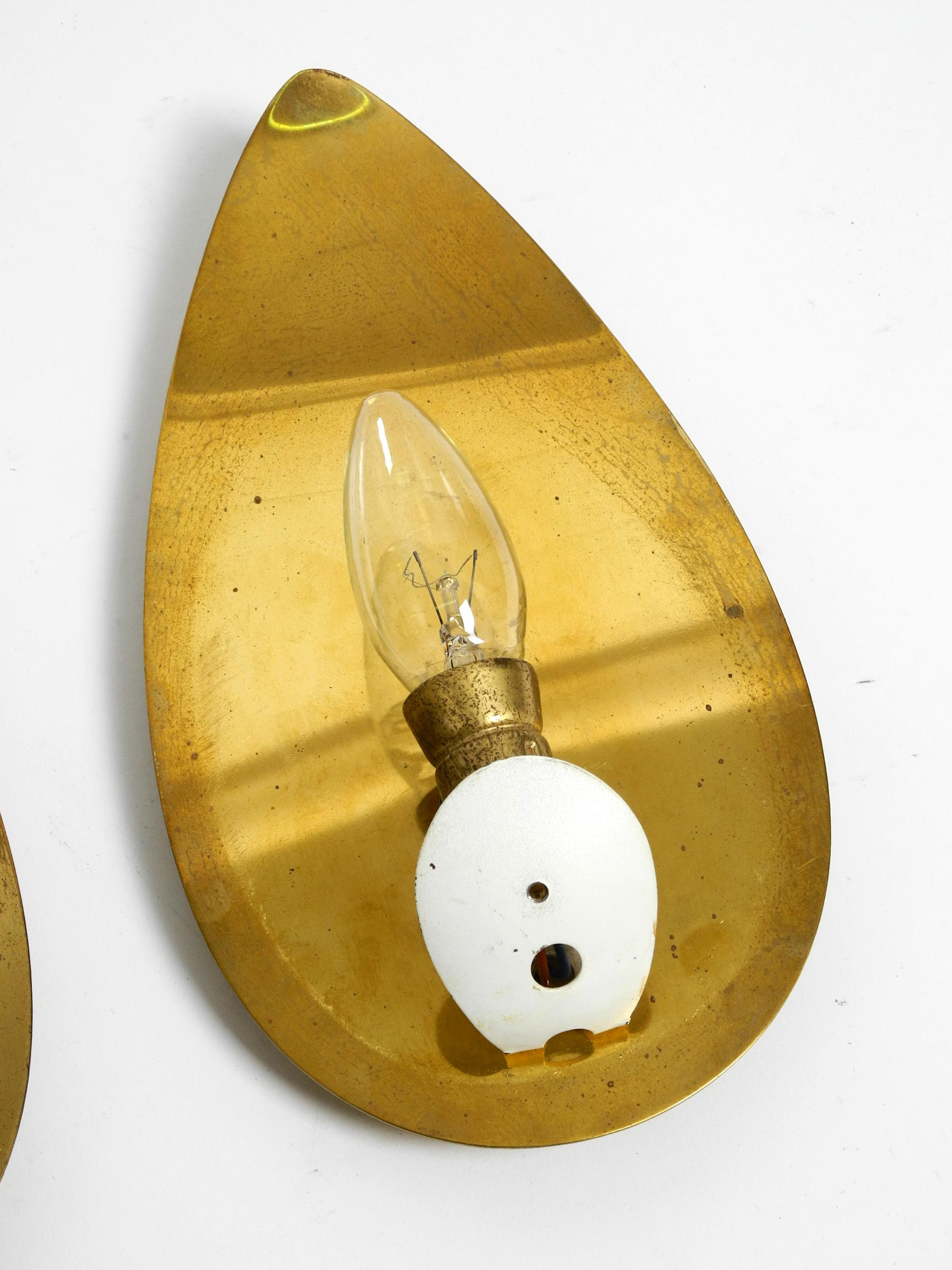 Pair of beautiful Mid Century brass and beige glass sconces shaped like a drop For Sale 1