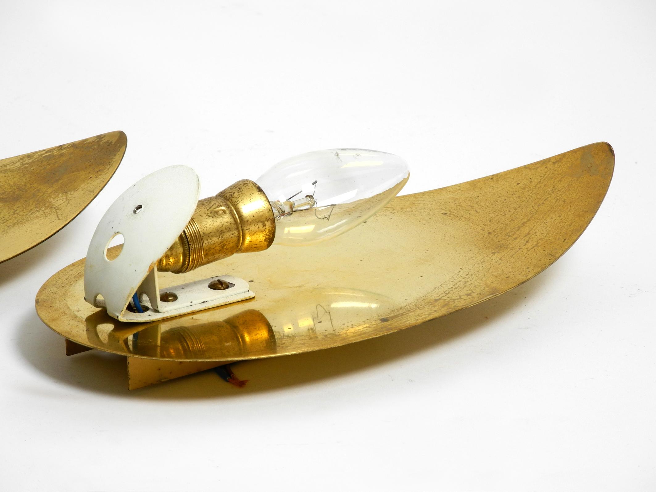 Pair of beautiful Mid Century brass and beige glass sconces shaped like a drop For Sale 2