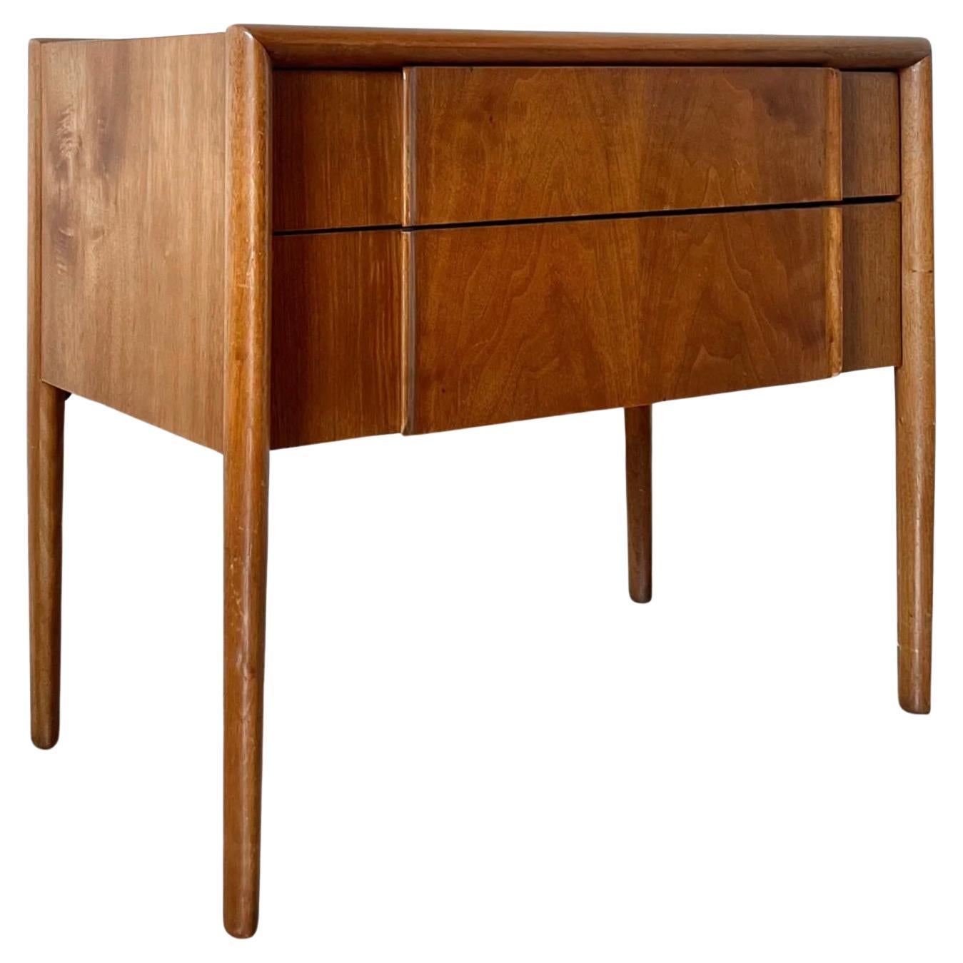 Pair of Beautiful Mid Century Modern 2 drawer nightstands by Barney Flagg for Drexel. Clean inside and out labeled in top drawer. Good Vintage Condition. Ready for use. Located in Brooklyn NYC.

Dimensions: 23” H x 25.5” W x 17” D



