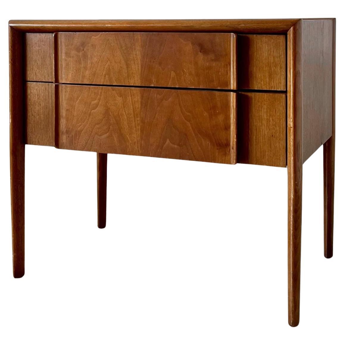 Mid-Century Modern Pair of Beautiful Mid Century Modern 2 drawer Walnut nightstands by Barney Flagg