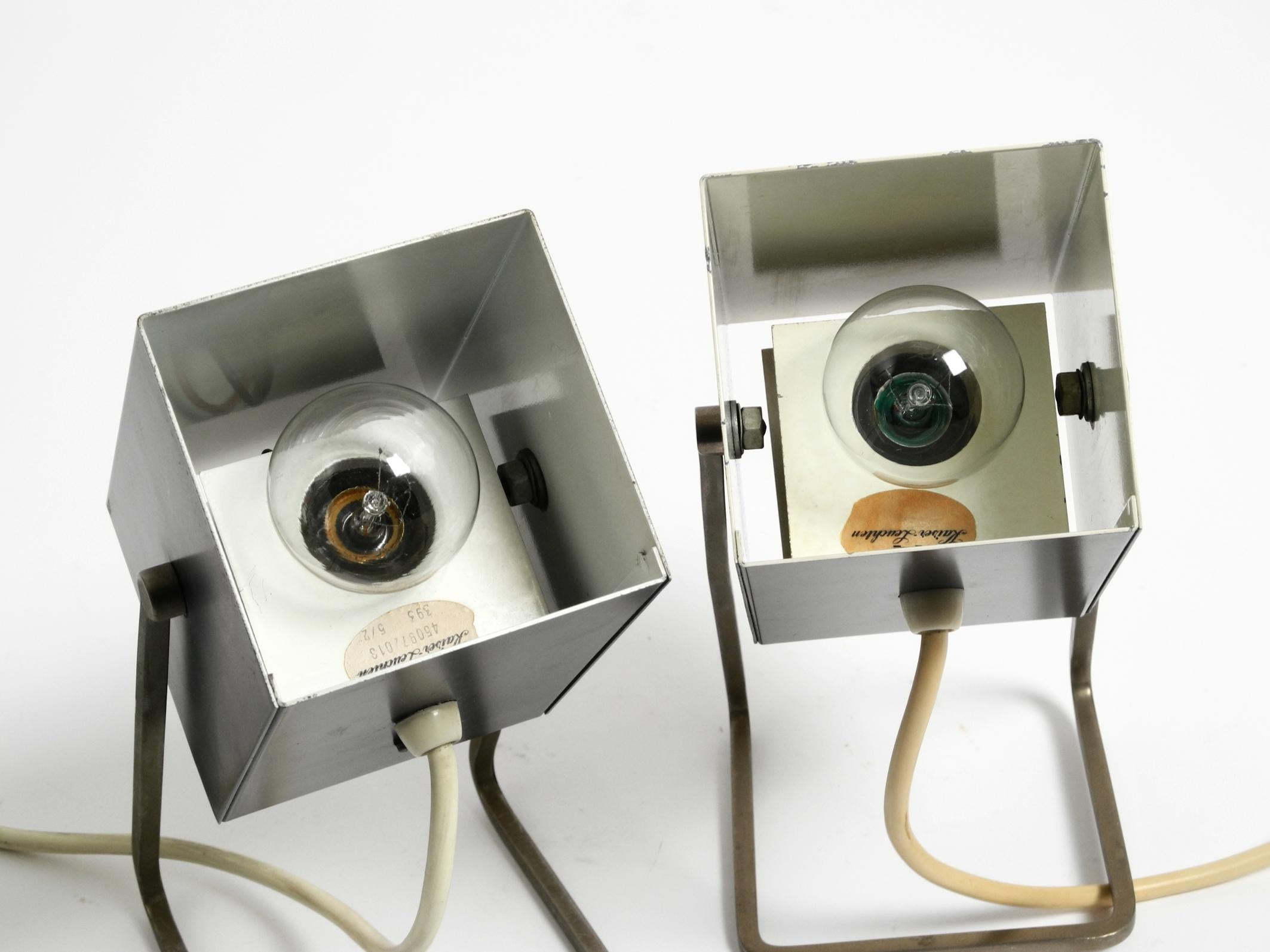 Paire de belles lampes en métal modernes du milieu du siècle dernier de Kaiser Leuchten en vente 3