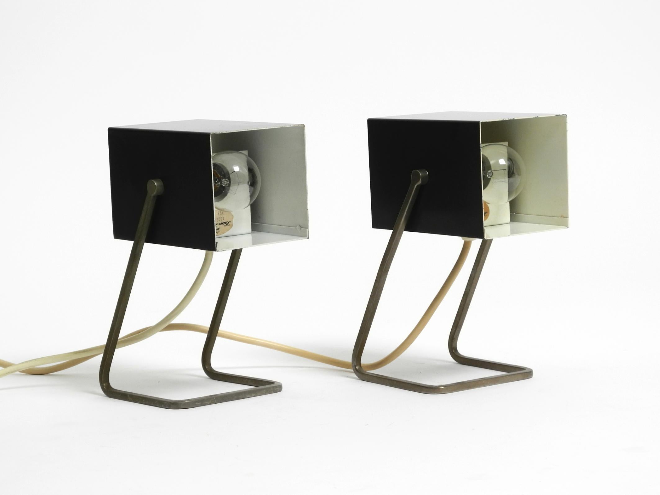 Paire de belles lampes en métal modernes du milieu du siècle dernier de Kaiser Leuchten en vente 7