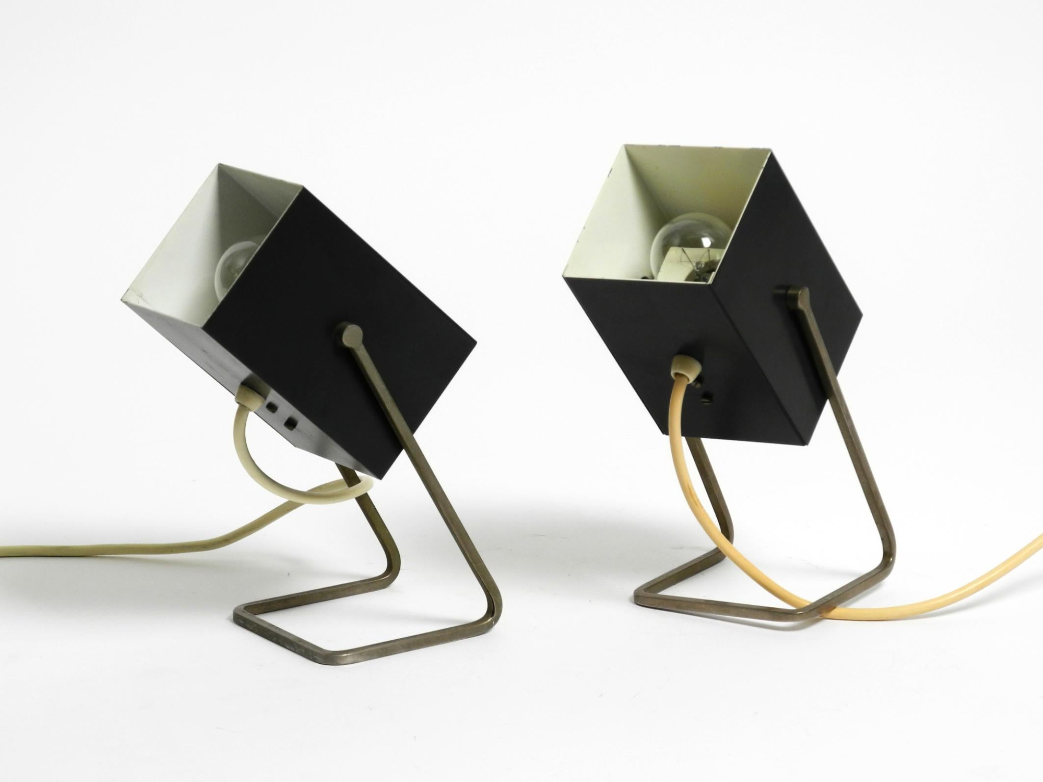 Paire de belles lampes en métal modernes du milieu du siècle dernier de Kaiser Leuchten en vente 9