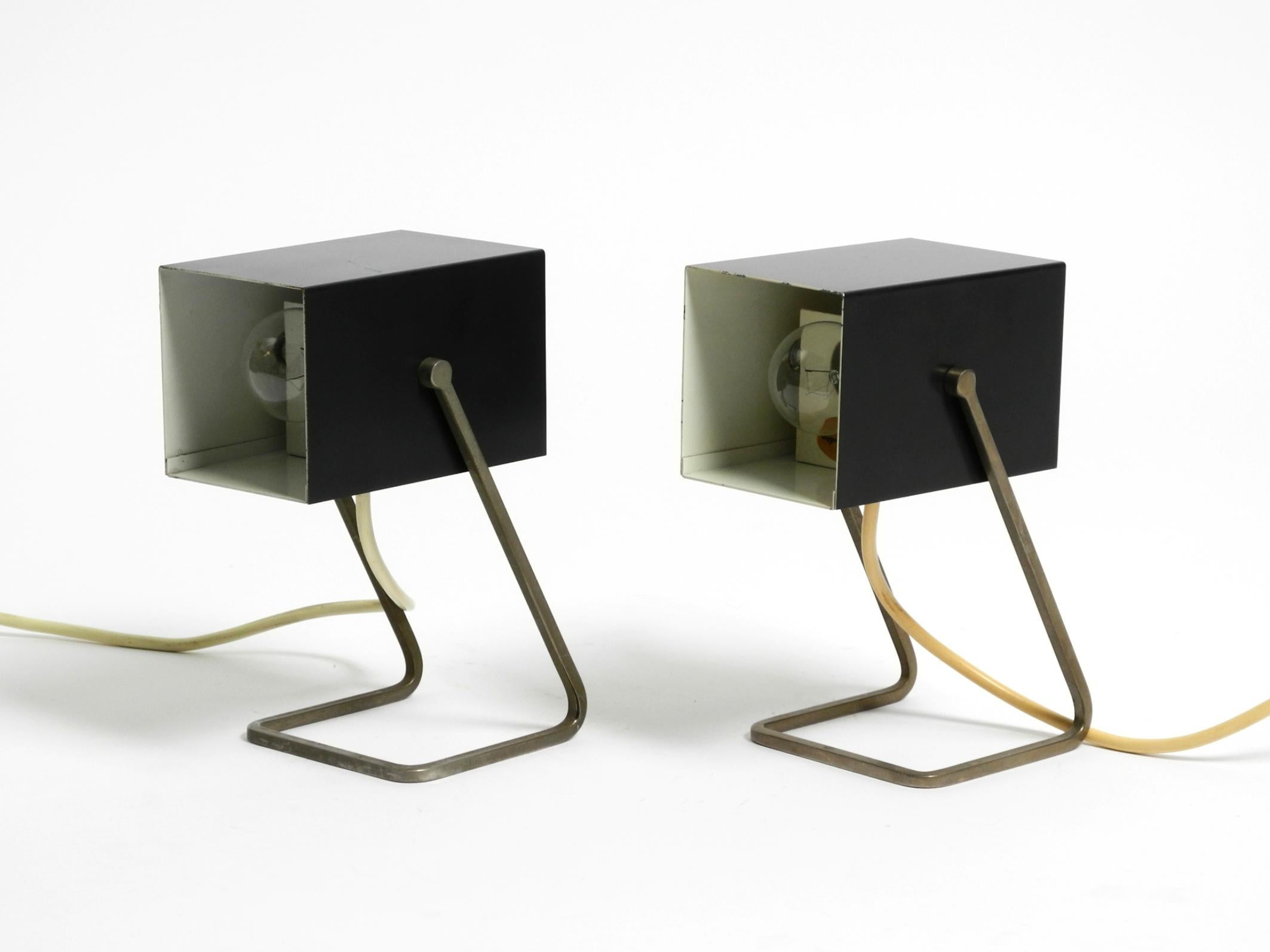 Paire de belles lampes en métal modernes du milieu du siècle dernier de Kaiser Leuchten en vente 10