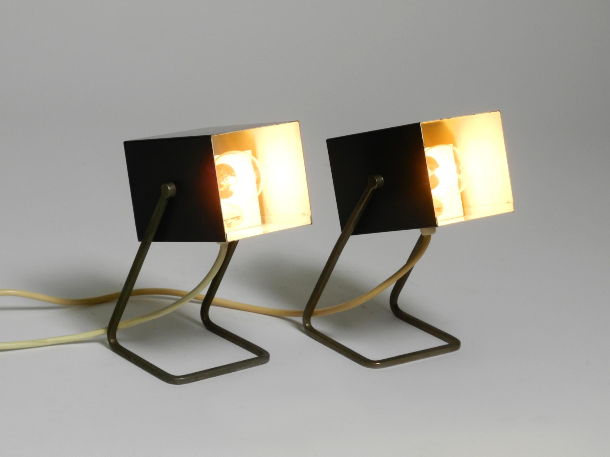 Paire d'exceptionnelles lampes de chevet en métal de style moderne du milieu du siècle, avec pieds en métal. 
Le fabricant est Kaiser Leuchten. Fabriqué en Allemagne. Superbe design du milieu du siècle de l'ère spatiale.
Très rare avec cette teinte